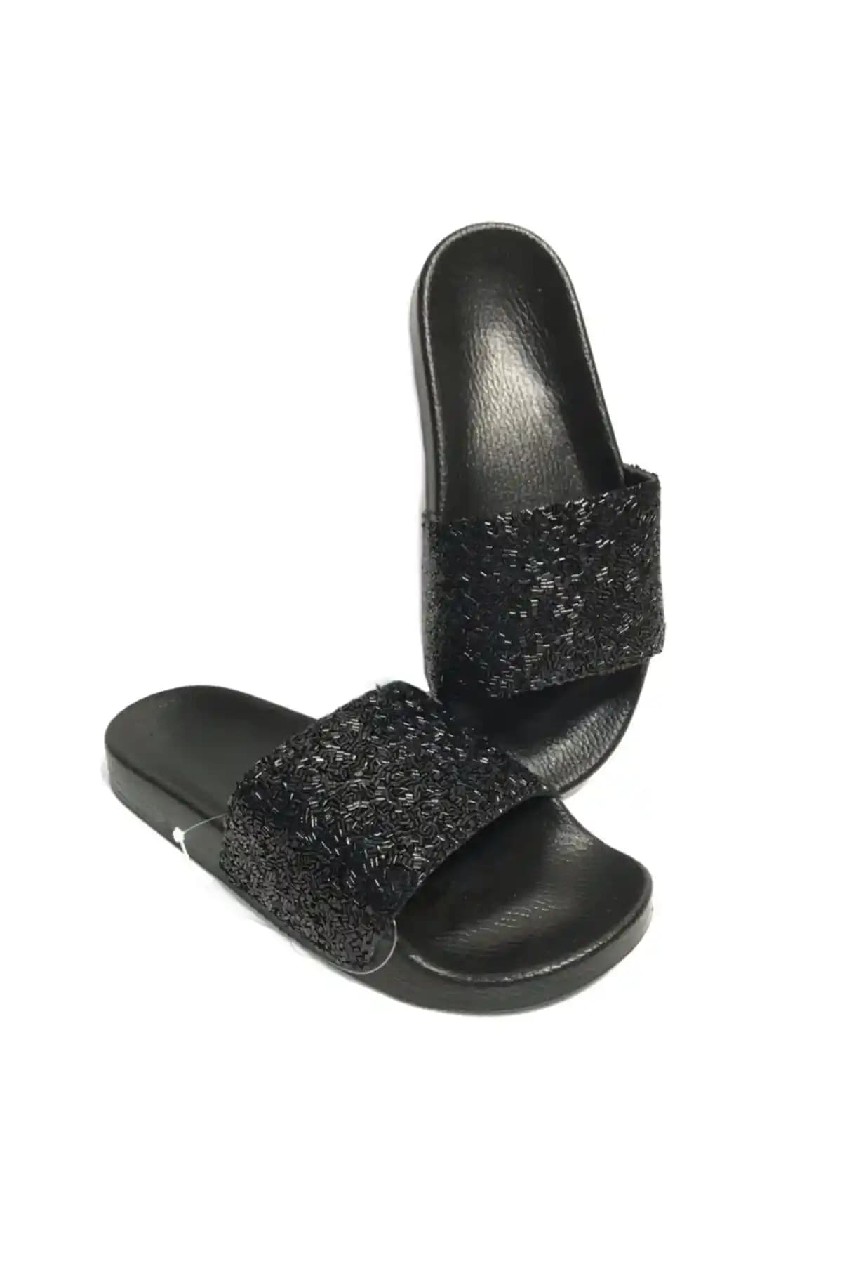 Gezer Kadın Siyah Simli Parlak Terlik: Şıklık ve Konforu Bir Arada Sunar