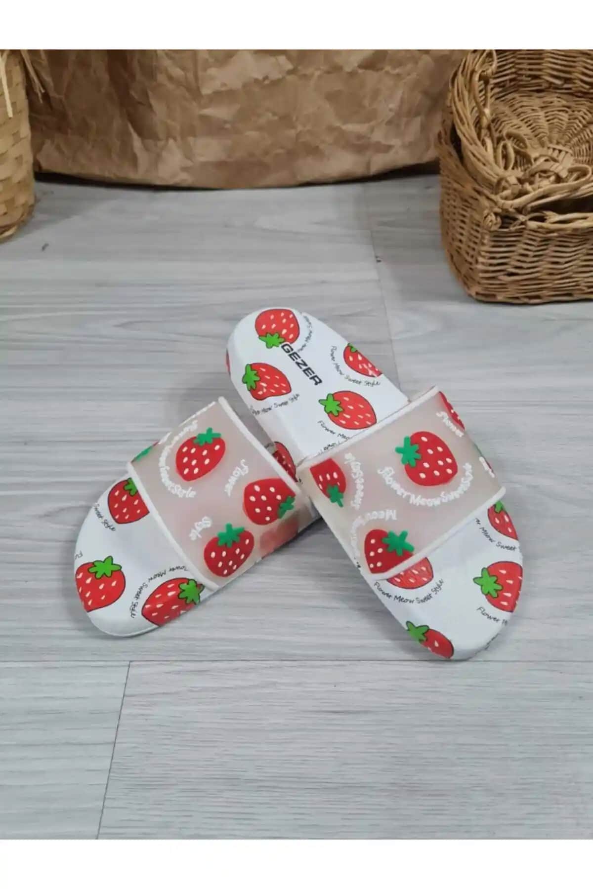 Gezer Marka Kaydırmaz Taban Çilekli Terlik: Konfor ve Şıklığın Günlük Tercihi