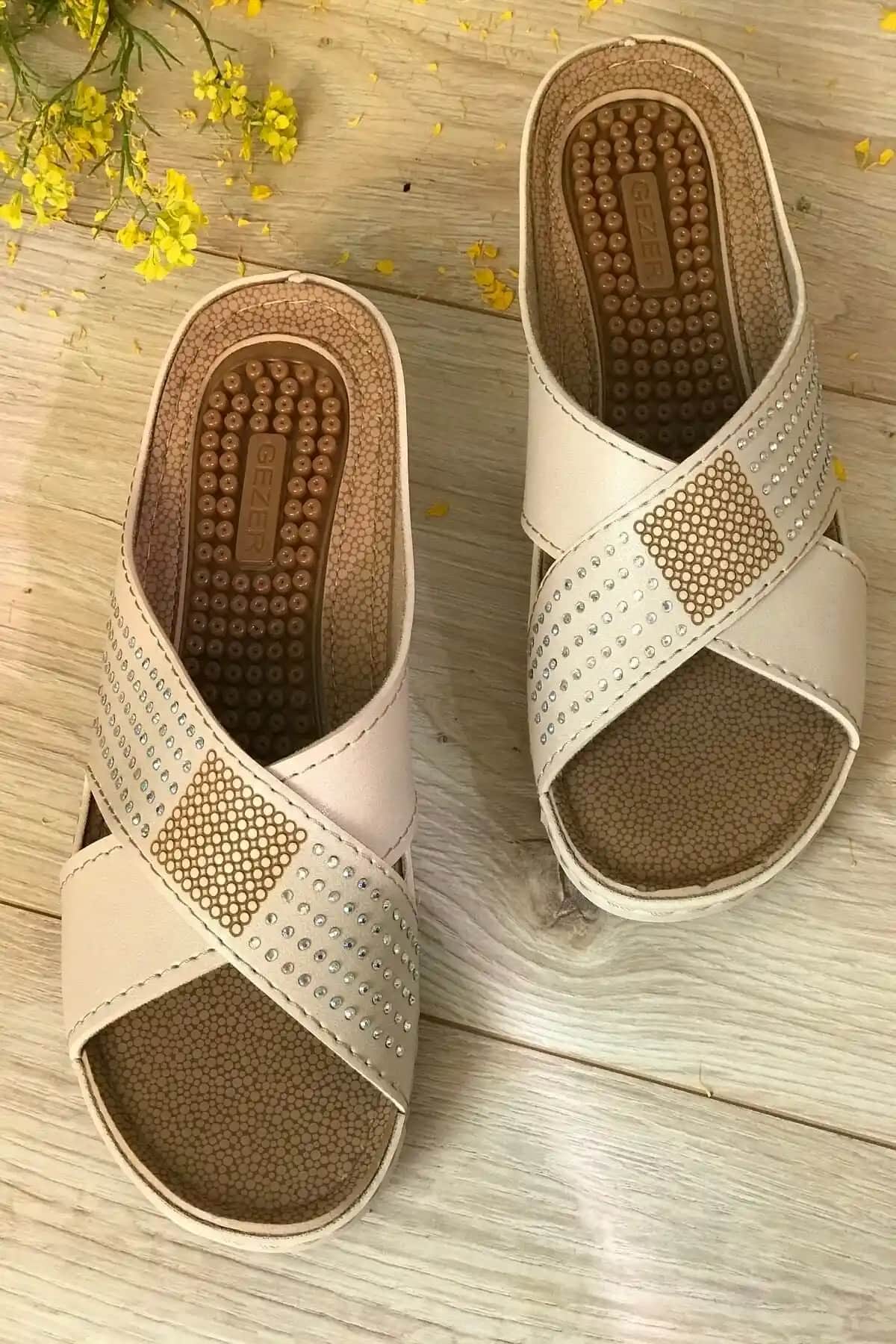 Gezer Masaj Tabanlı Çapraz Taş Detaylı Anne Terliği İncelikleri ve Kullanım Avantajları