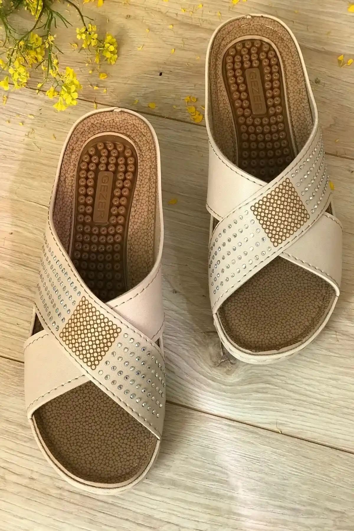 Gezer Masaj Tabanlı Çapraz Taş Detaylı Anne Terliği İncelikleri ve Kullanım Avantajları