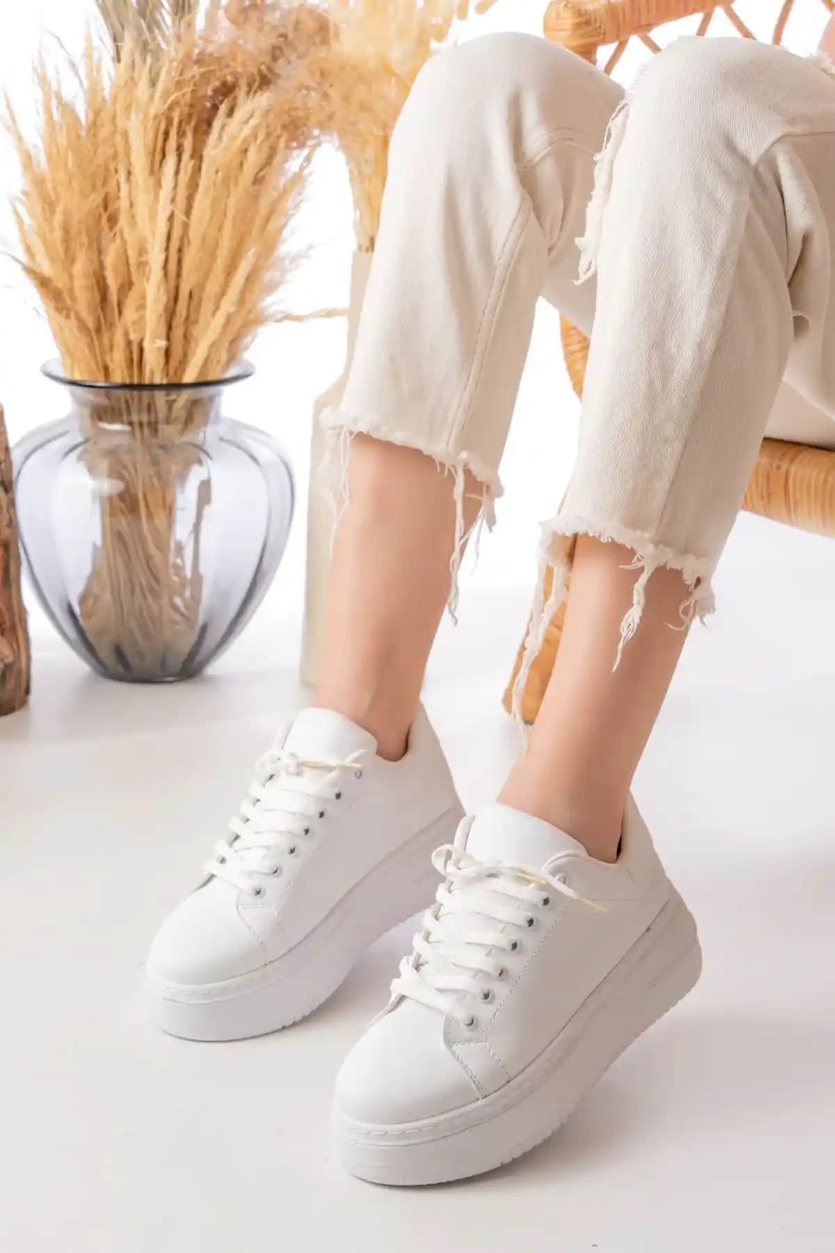 GNY Kadın Beyaz Yüksek Taban Sneakers: Modern ve Rahat Günlük Ayakkabı Seçeneği