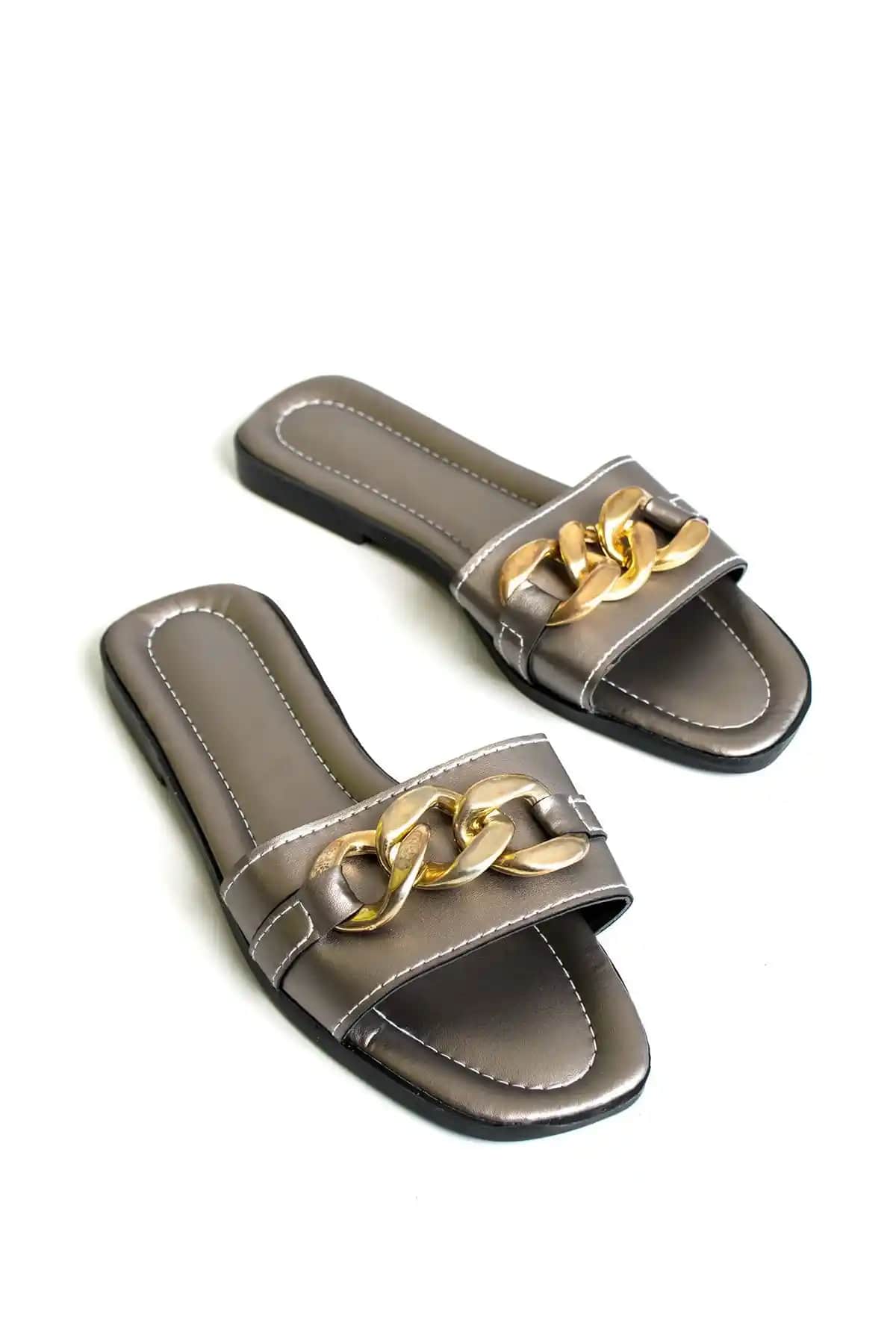 Gri Zincir Detaylı Kadın Terlikleri: Şıklık ve Konforu Bir Arada Sunar