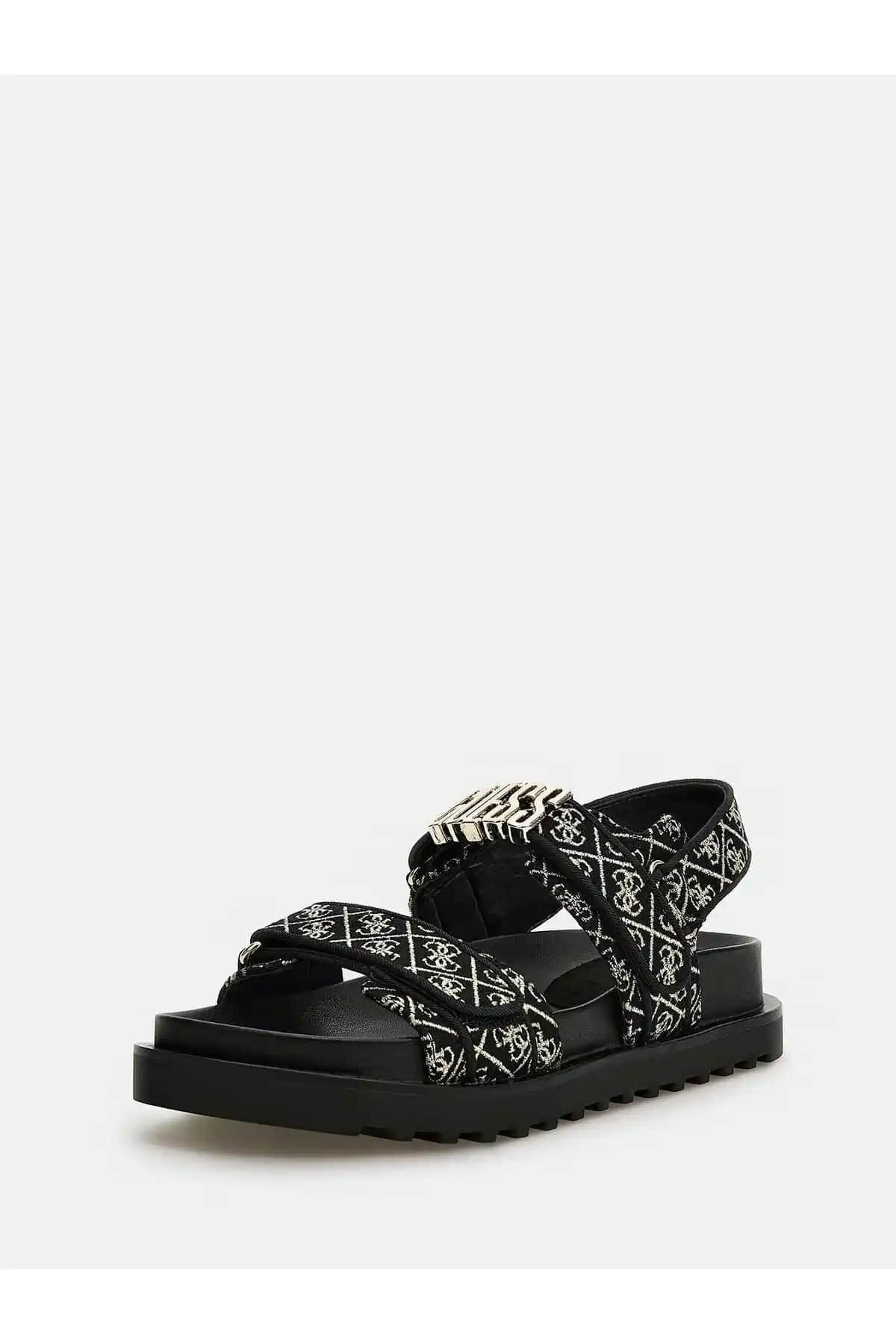 Guess Fabelis Kadın Keten Karışımlı Sandalet: Şıklık ve Konforun Birleştiği Günlük Ayakkabı Seçeneği