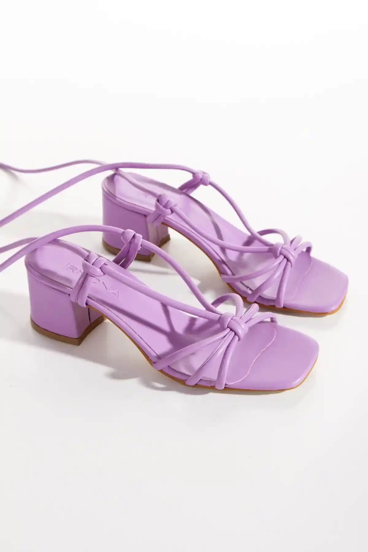 İrmona Kleopatra Lila Bağlamalı Topuklu Kısa Ökçe Sandalet ile Şıklık ve Konforun Uyumunu Yakalayın