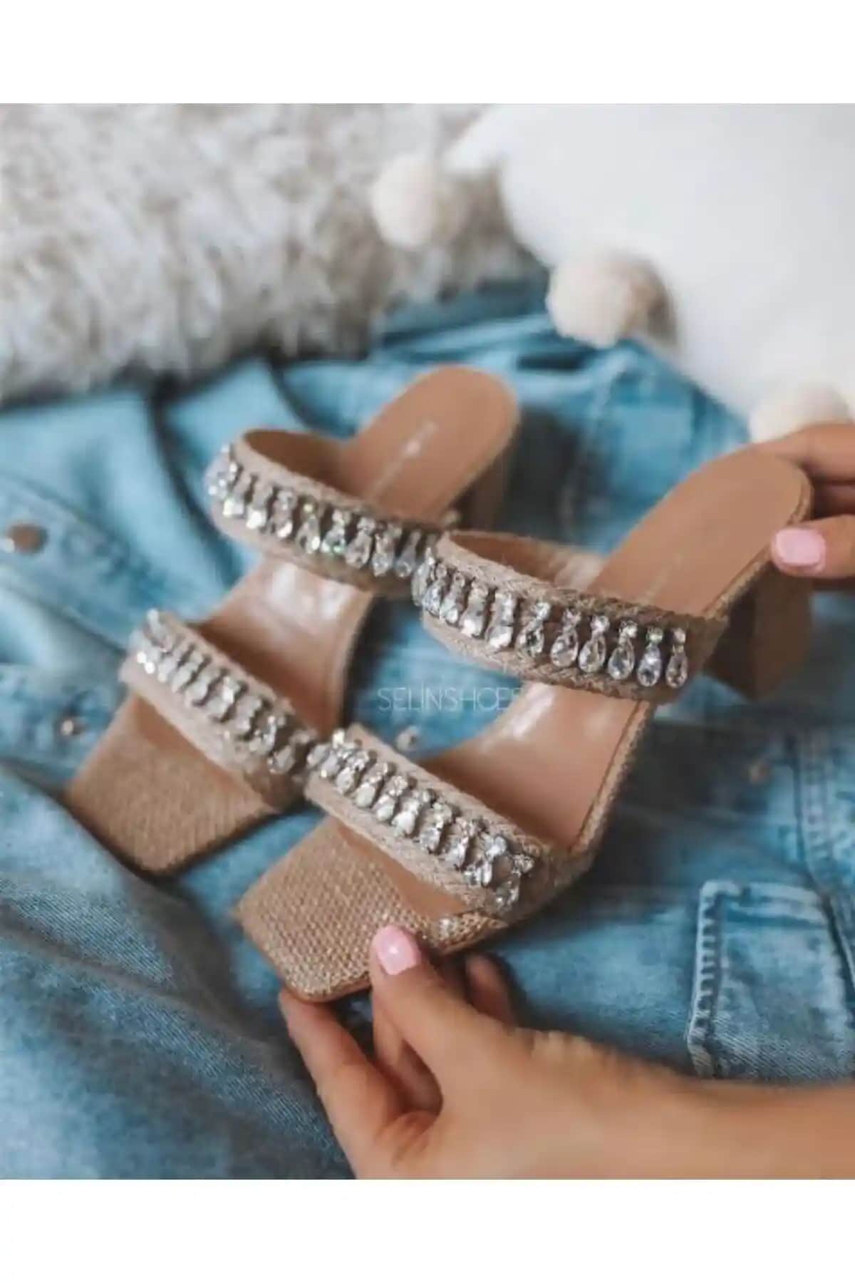 JAMASHOSE Havana Hasır Damla Taşlı Terlik: Şıklık ve Konforu Bir Arada Sunan Zarif Seçenek