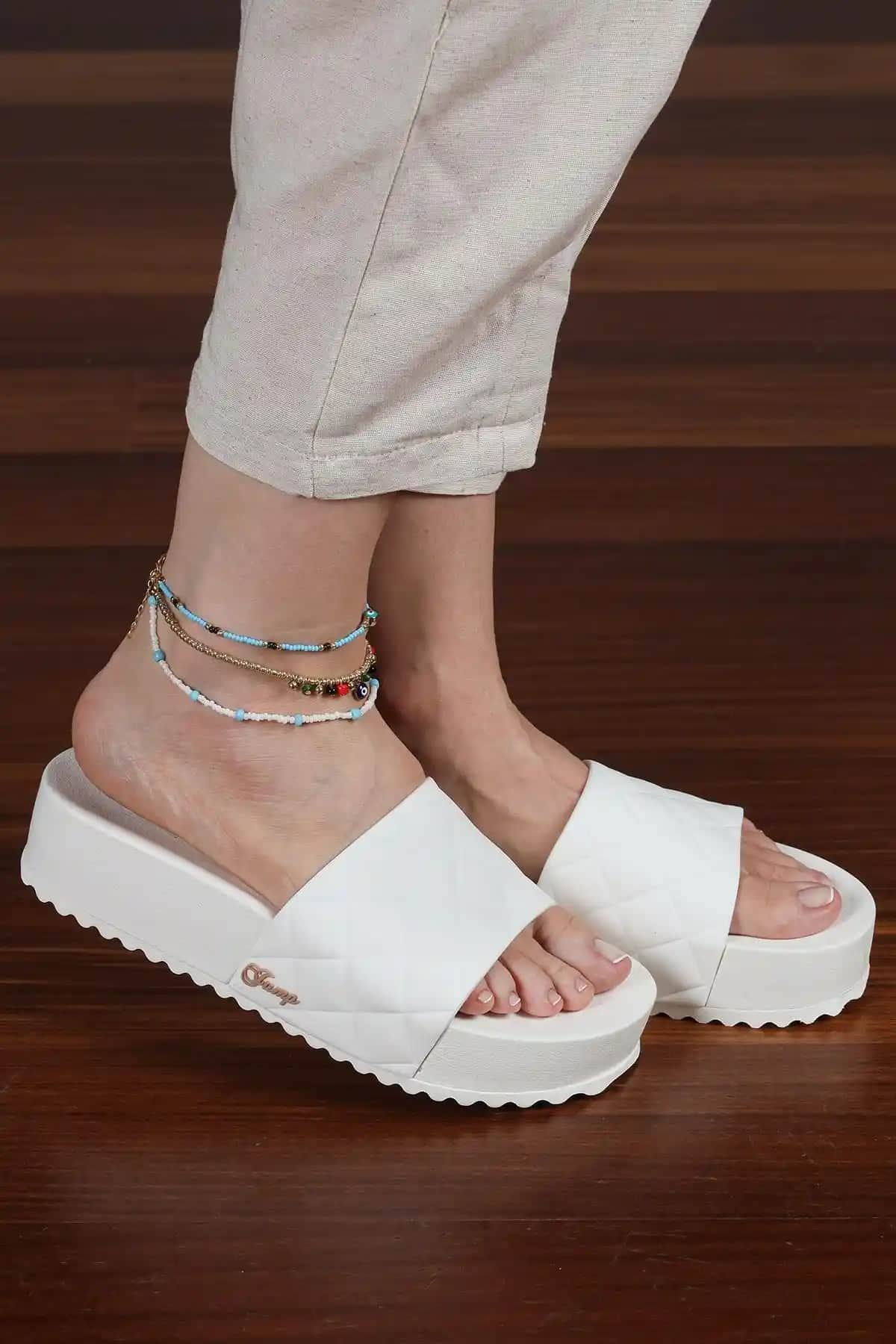 Jump 50001 Dolgu Topuklu Beyaz Kadın Platform Terlik Günlük Şıklık ve Konfor Sunar