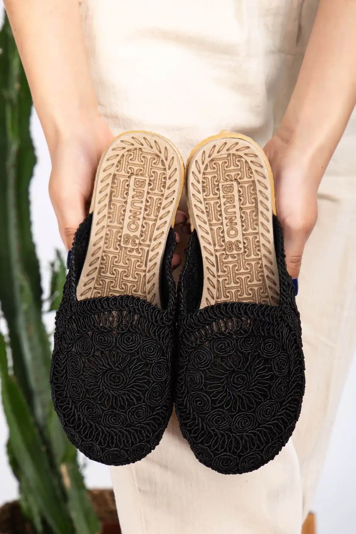 Kadın Dantel İşlemeli Hasırlı Ev Terliği - Şıklık ve Konforun Buluştuğu Günlük Kullanım Ürünü