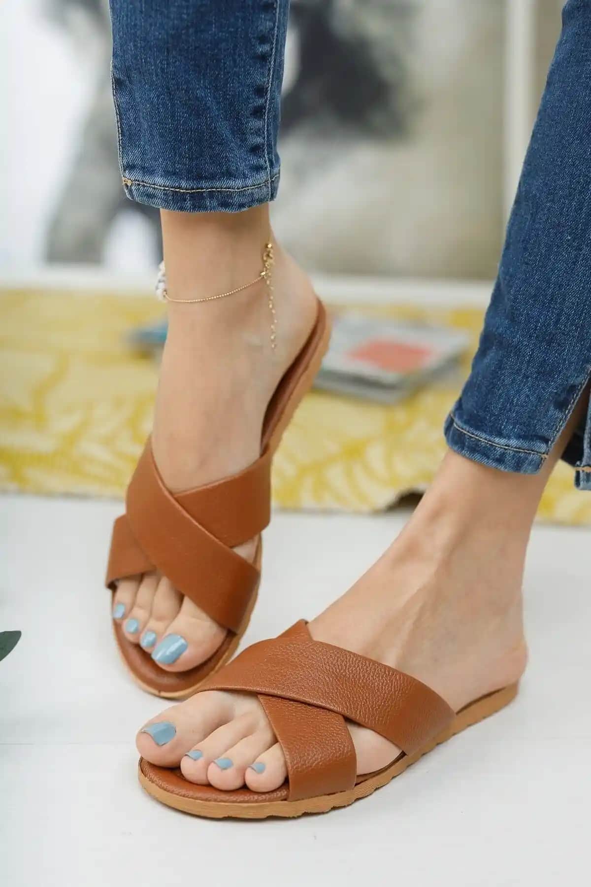 Kadın Günlük Deri Terlikleri: Şık ve Konforlu Tasarım ile Günlük Kullanım İçin Uygun