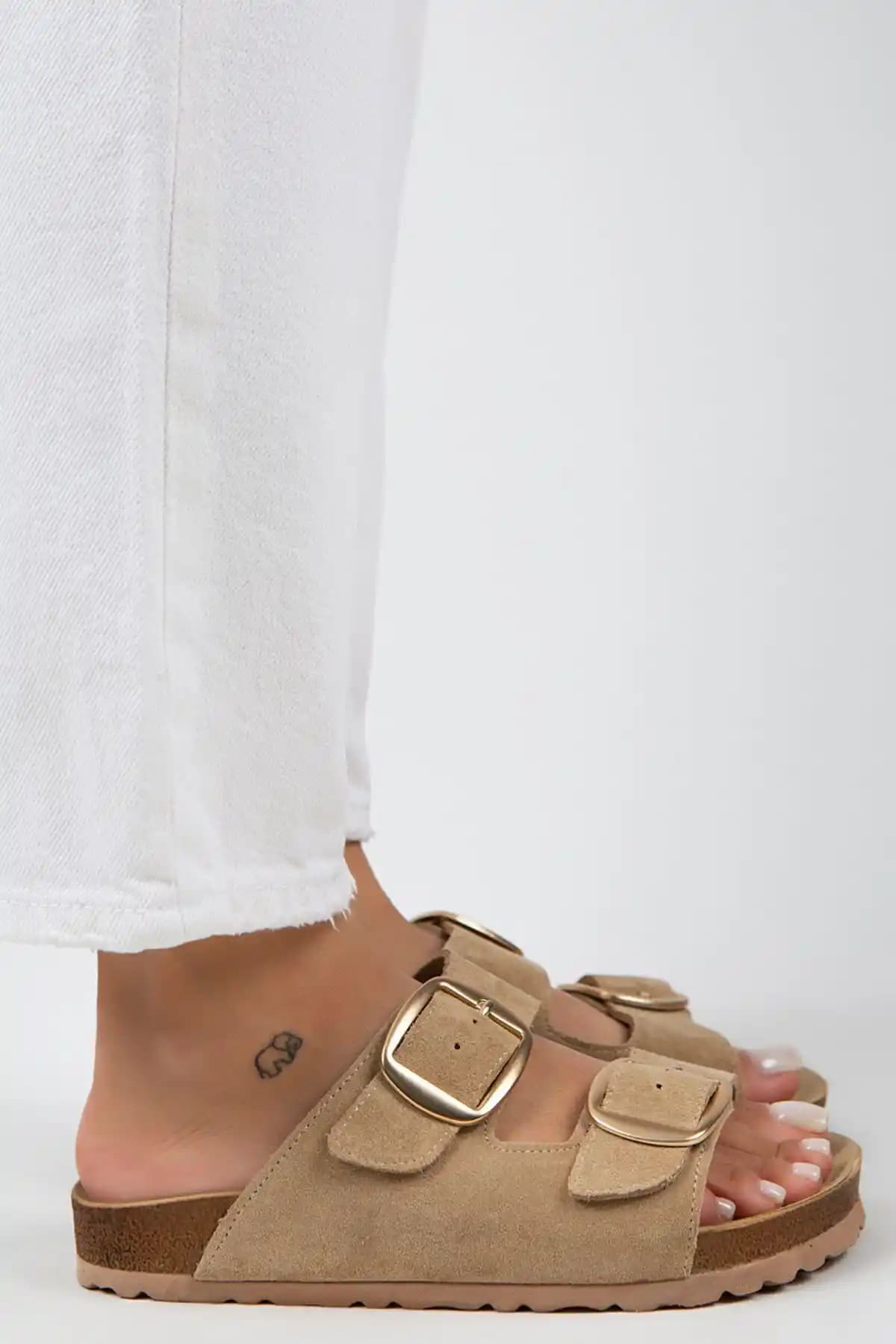 Kadın Hakiki Deri Kum Terlikleri Şıklık ve Konfor Sunan Yaz Modası Ayakkabıları