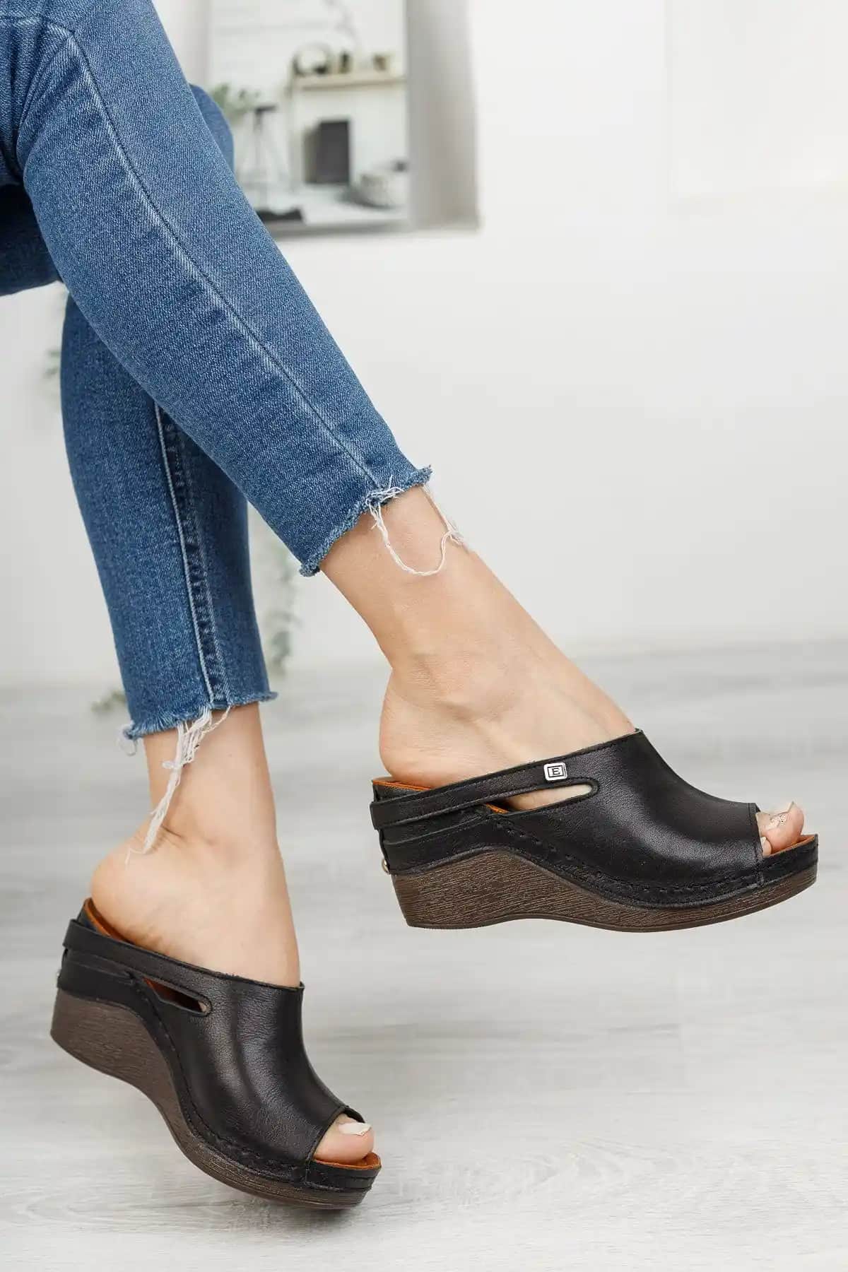 Kadın Hakiki Deri Siyah Dolgu Topuk Terlikleri Şıklık ve Konfor Bir Arada Sunar