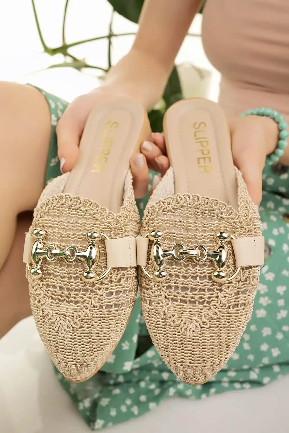 Kadın Hasır Terlik Bej Rengi Şıklık ve Konfor Sunan Yaz Ayları İçin Uygun Model