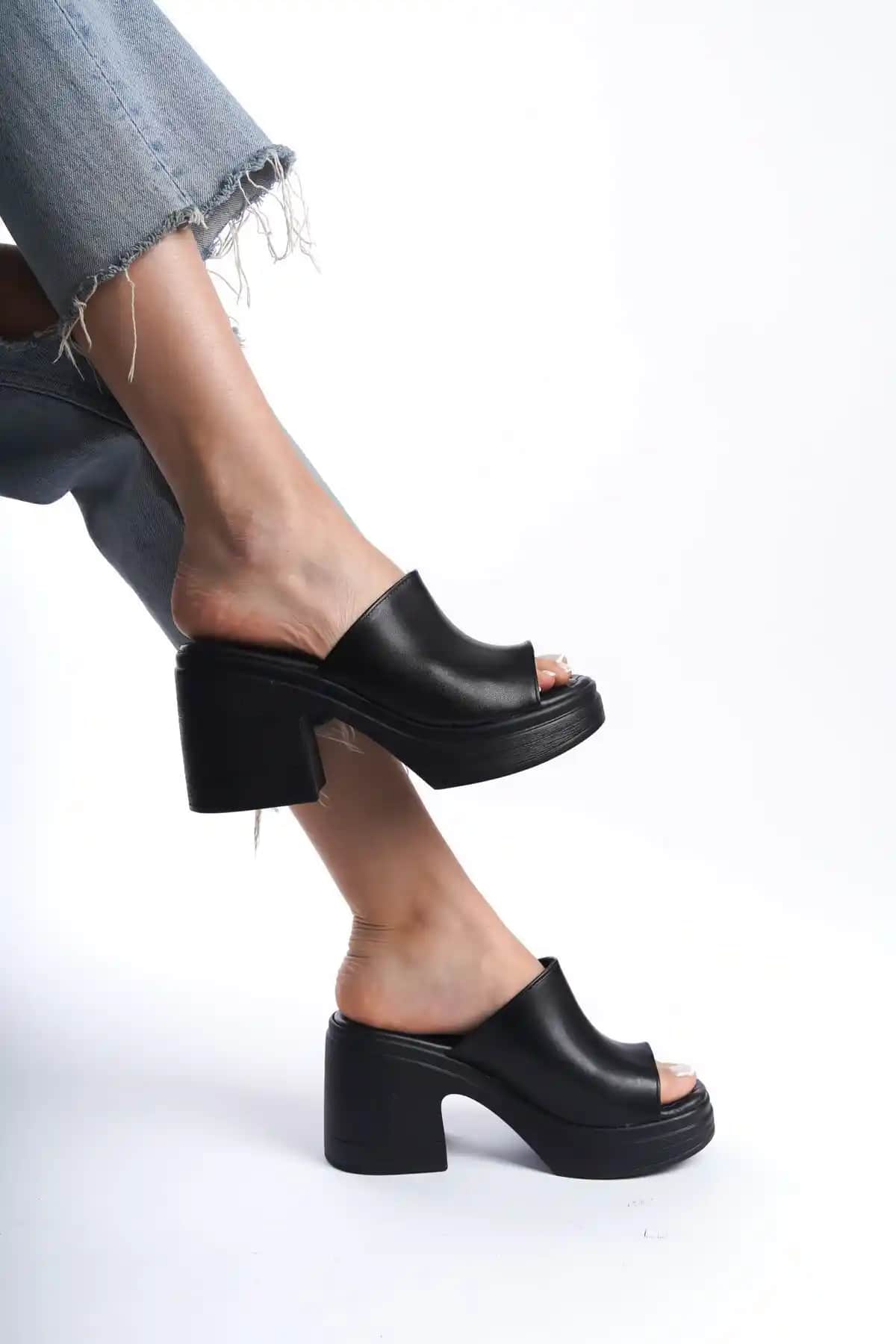 Kadın Preshley Rosso Siyah Konfor ve Şıklık Sunan Topuk Terlik Özellikleri ve Tasarımı