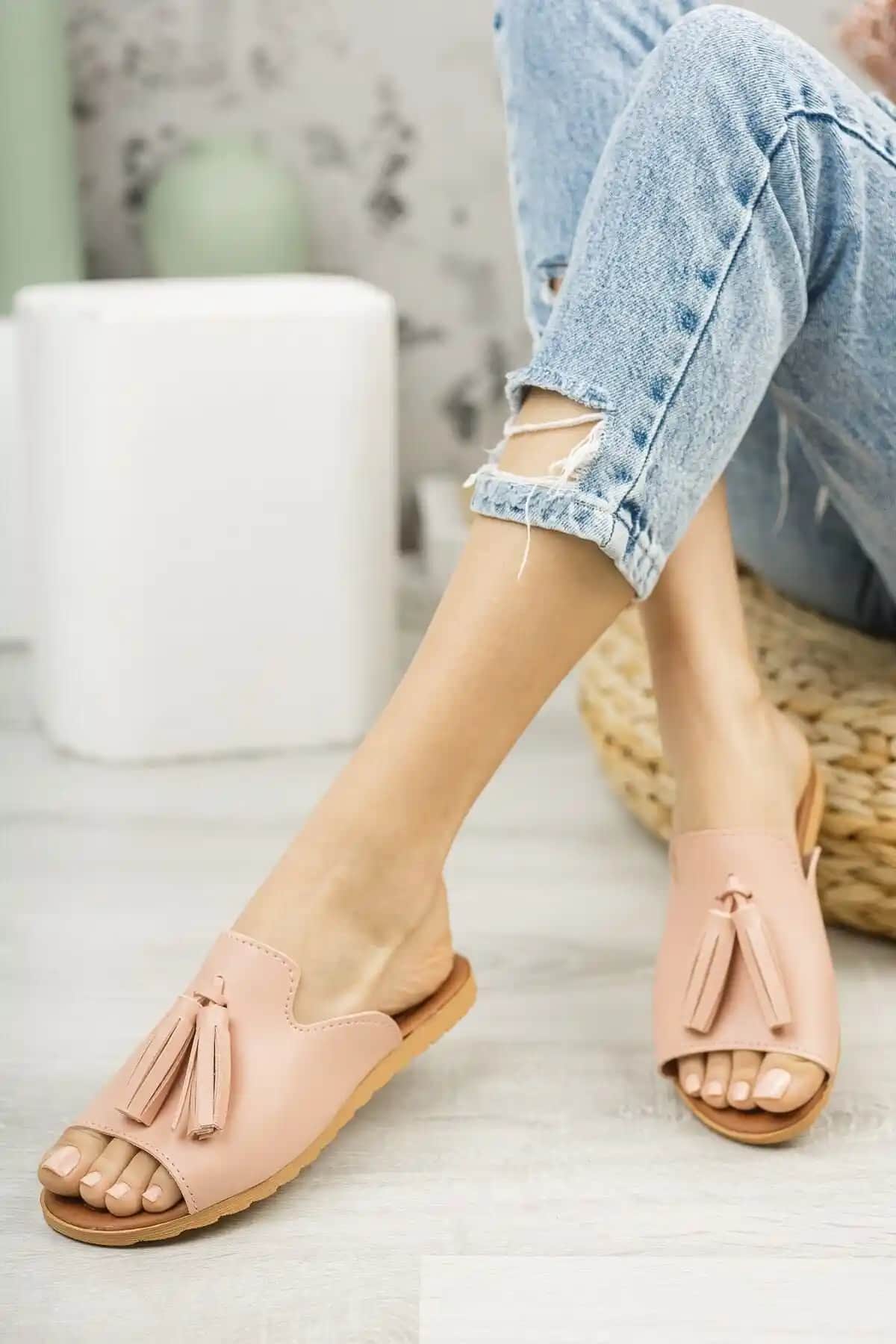 Kadın Pudra Renkli Püsküllü Terlikler Şıklık ve Konfor Sunan Yaz Ayakkabıları