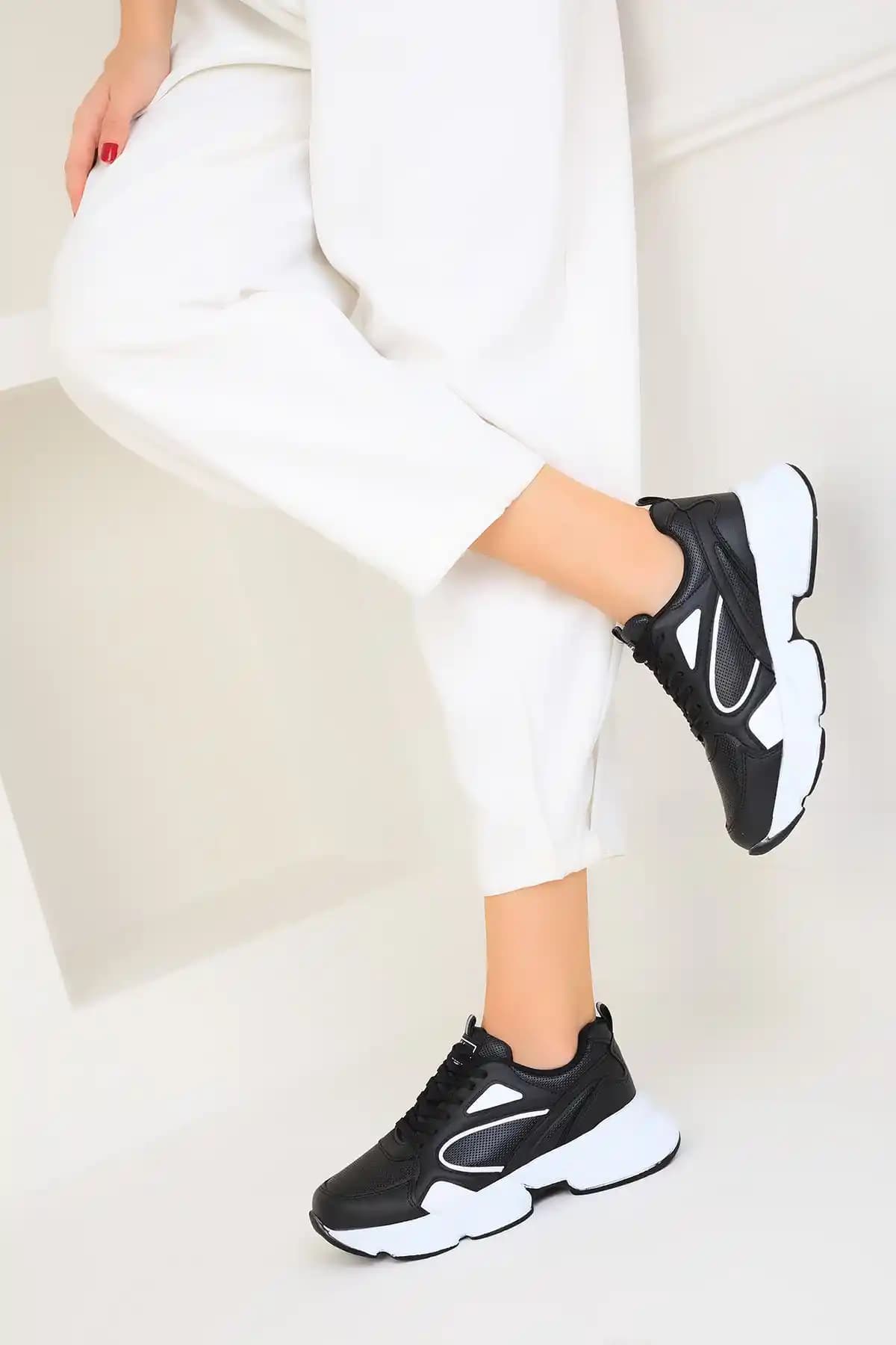Kadın Siyah-Beyaz Casual Sneaker: Şıklık ve Konforun Modern Buluşması