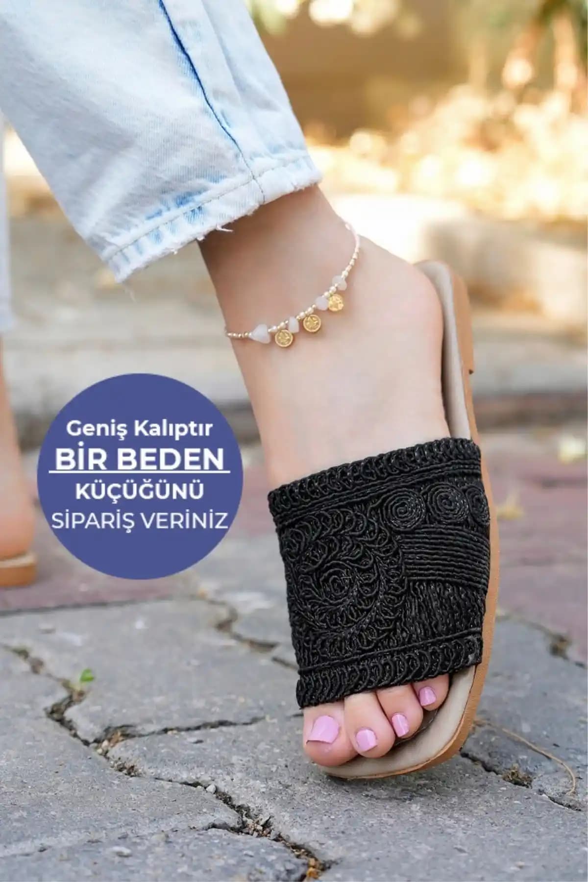 Kadın Siyah Dantel Detaylı Rahat Terlik: Şıklık ve Konforun Buluşması