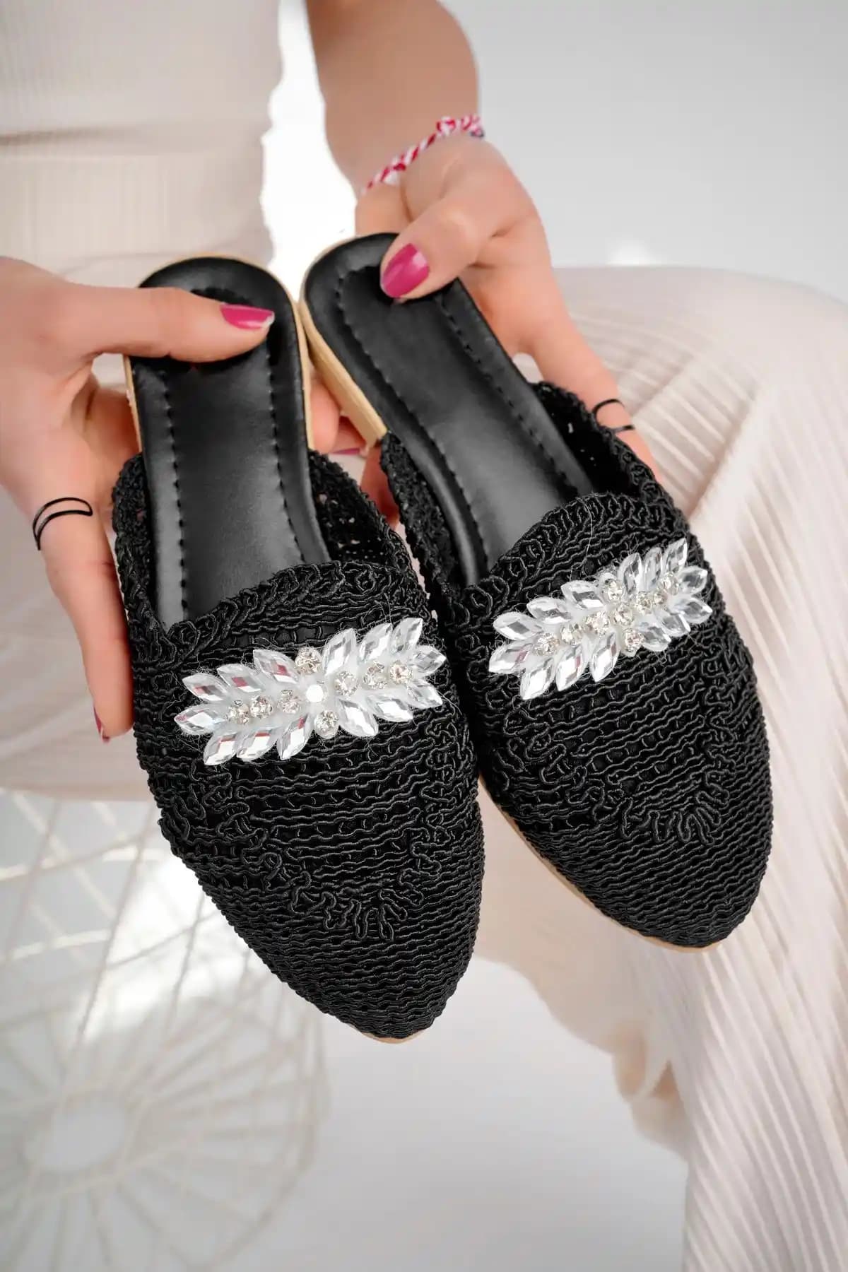 Kadın Siyah Taşlı Dantel Detaylı Rahat ve Şık Terlik - Günlük Kullanım İçin Uygun