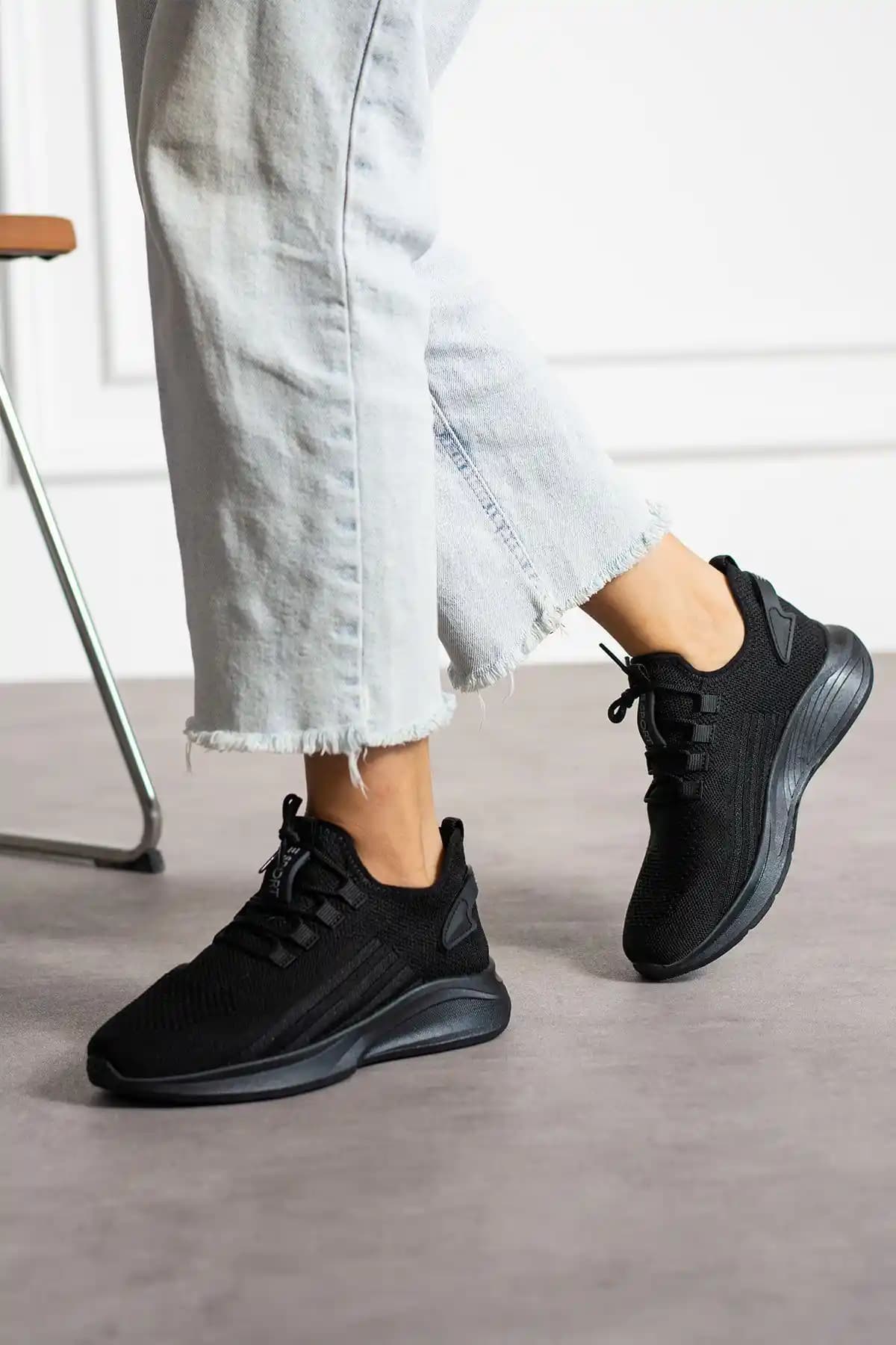 Kadın Sneaker 0140: Şık ve Konforlu Günlük Spor Ayakkabı Tasarımı ve Özellikleri