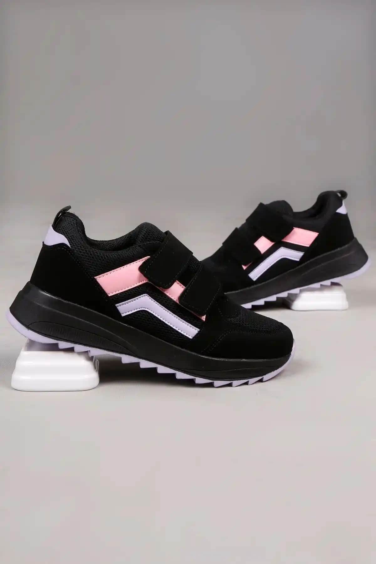 Kadın Sneaker Modelleri: Şıklık ve Konforu Bir Arada Sunan Tasarımlar