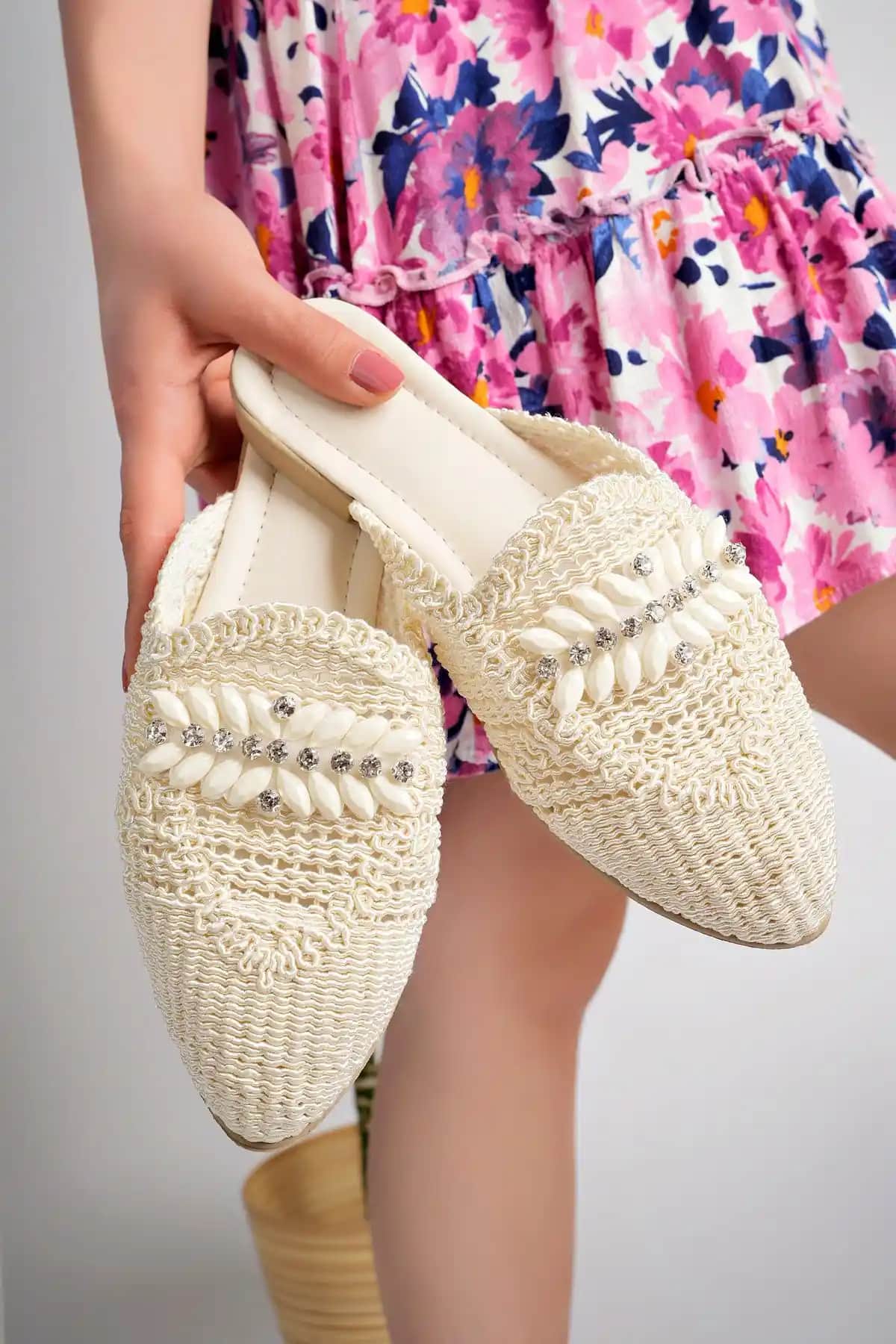 Kadın Taşlı Terlik: Şık ve Rahat Günlük Kullanım İçin Uygun Ayakkabı Seçeneği