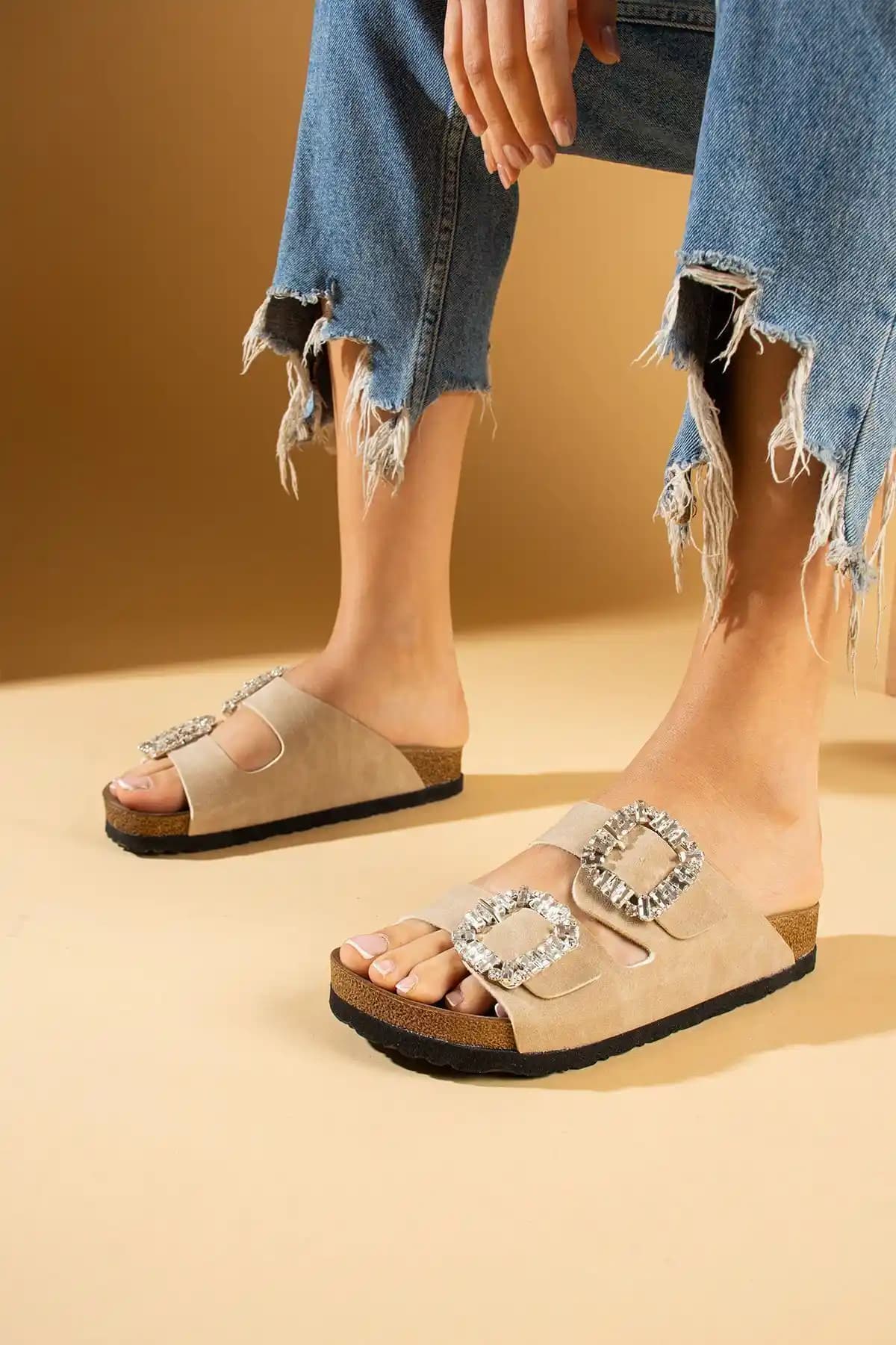 Kadınlar İçin Anatomik Rahat ve Şık Bej Çift Tokalı Terlik Modeli