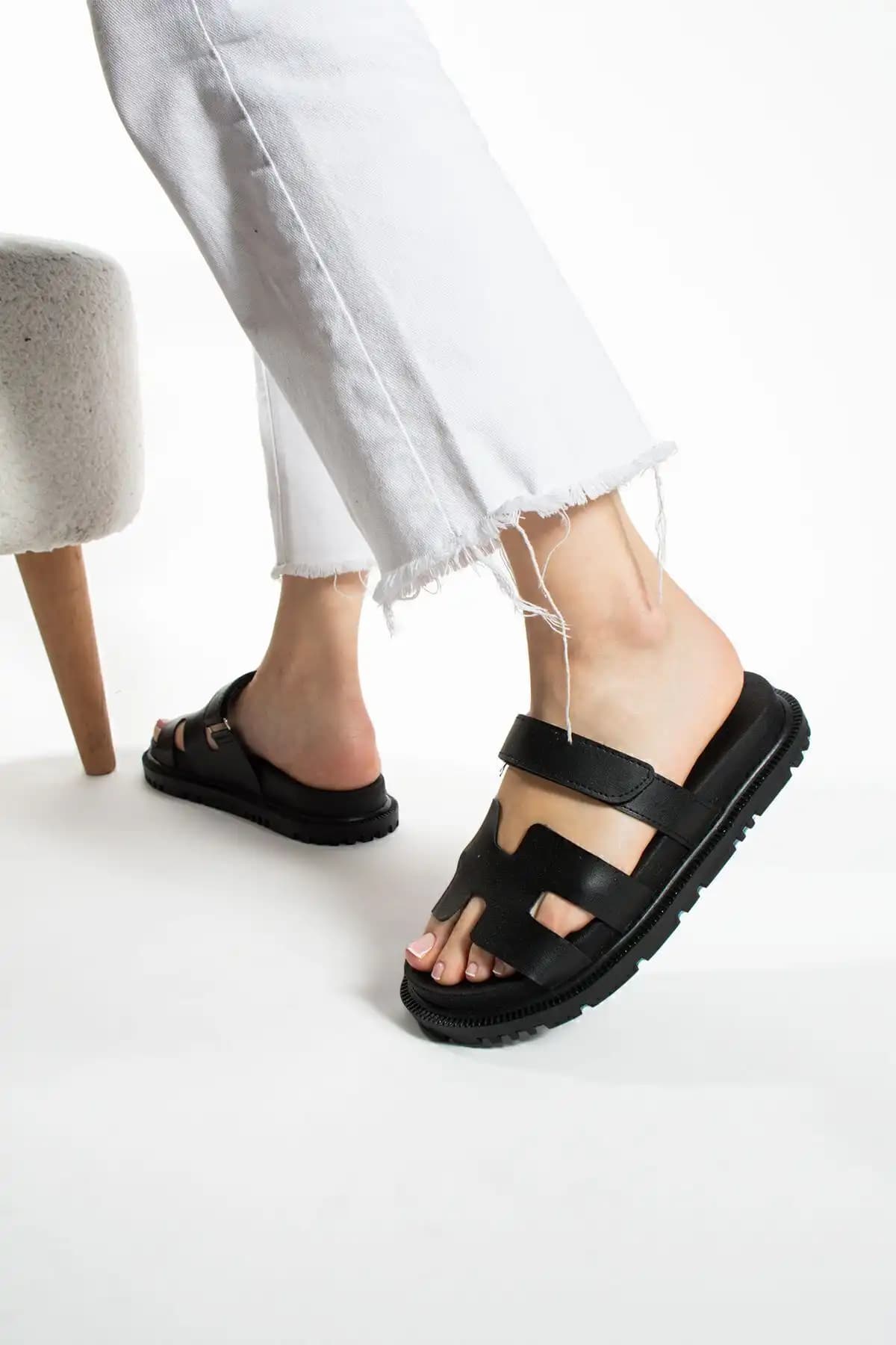 Kadınlar İçin Moda Devrin Siyah Anatomik Rahat Taban Terlik Özellikleri ve Kullanım Avantajları
