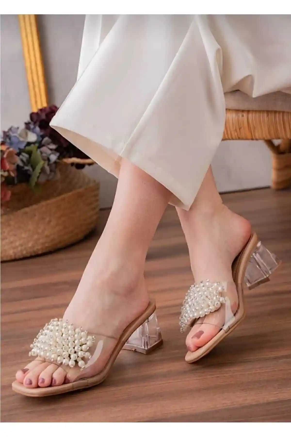 Kadınlar için şık ve rahat bej renkli suni deri topuklu terlik modeli AYL-01