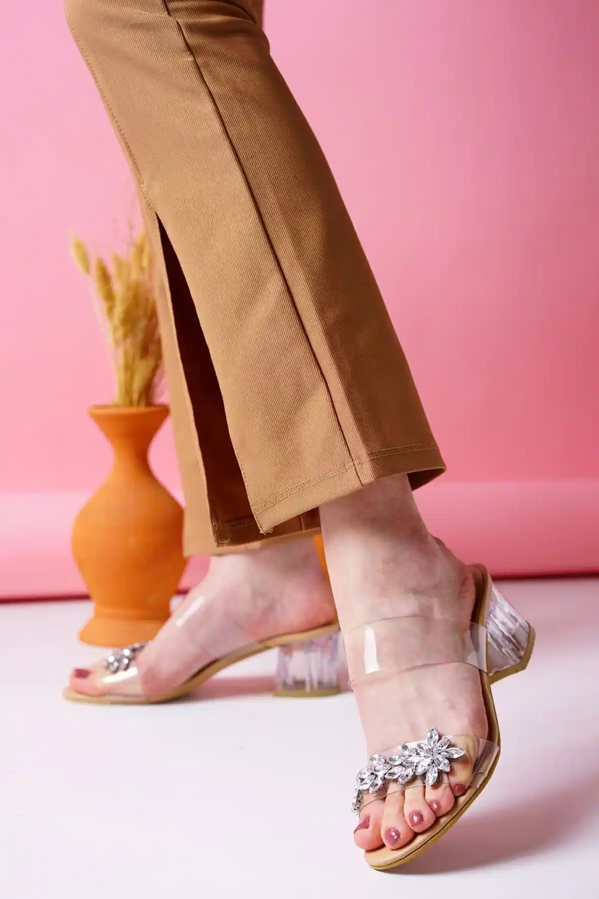 Leopar Şeffaf Taşlı Yazlık Ayakkabı: Modern ve Rahat Günlük Terlik Tasarımı