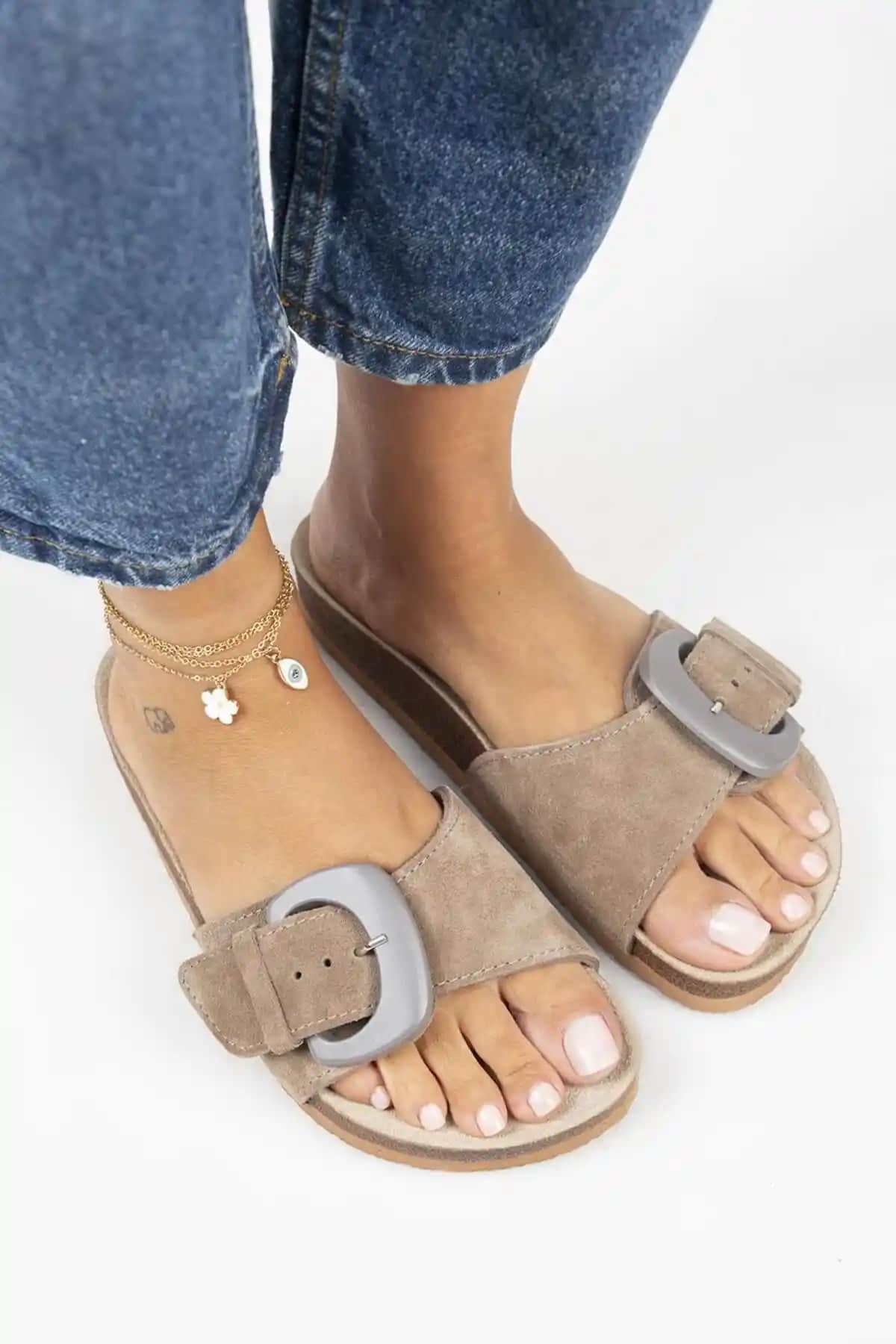 Manijero Alandra Hakiki Deri Tek Bant Vizon Terlik: Şık ve Konforlu Günlük Terlik Seçenekleri