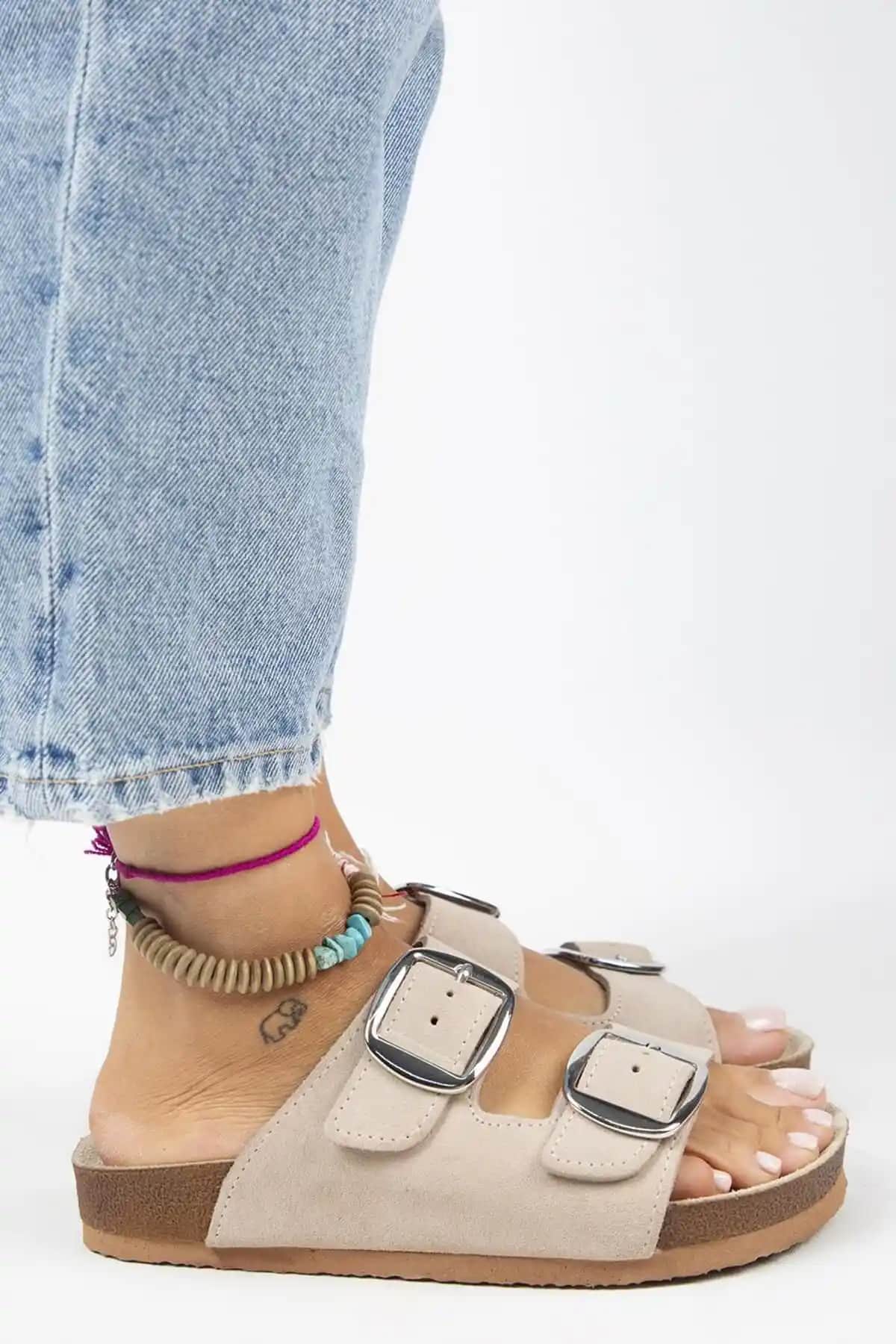 Manijero Irene Hakiki Deri Çift Tokalı Bej Terlik: Şıklık ve Konforun Buluşması