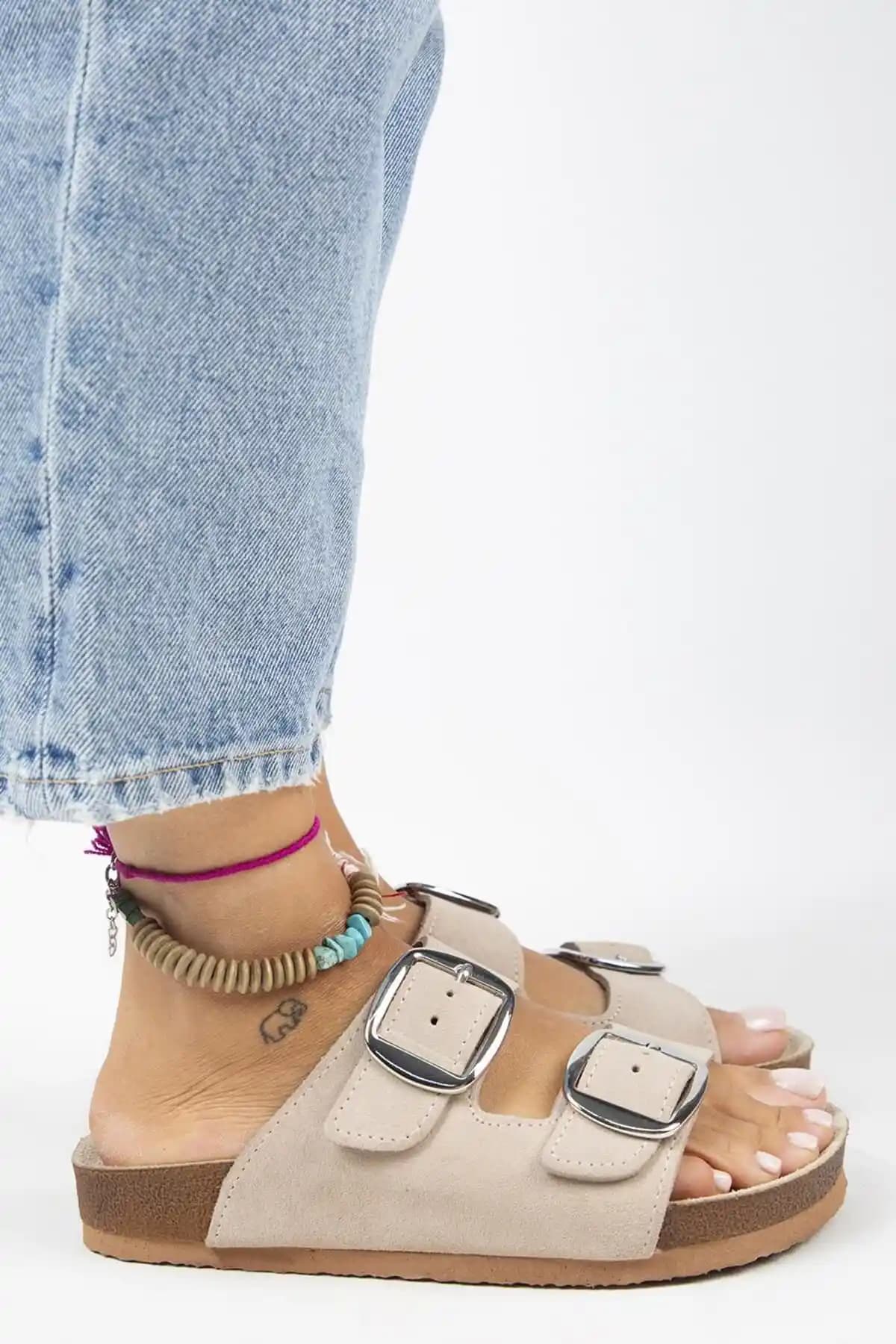 Manijero Irene Hakiki Deri Çift Tokalı Bej Terlik: Şıklık ve Konforun Buluşması