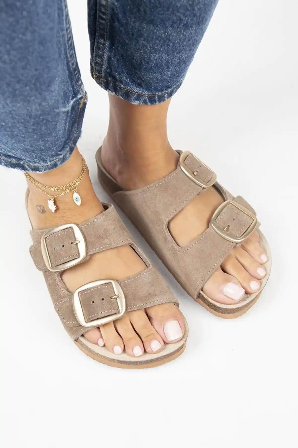 Manijero Irene Hakiki Deri Çift Tokalı Vizon Terlik Şıklık ve Konfor Sunar