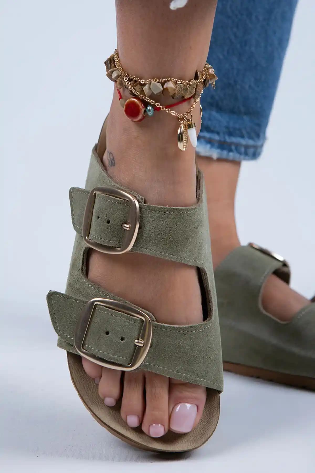 Manijero Irene Kadın Hakiki Deri Su Yeşili Çift Tokalı Yazlık Terlik Tasarımı ve Özellikleri