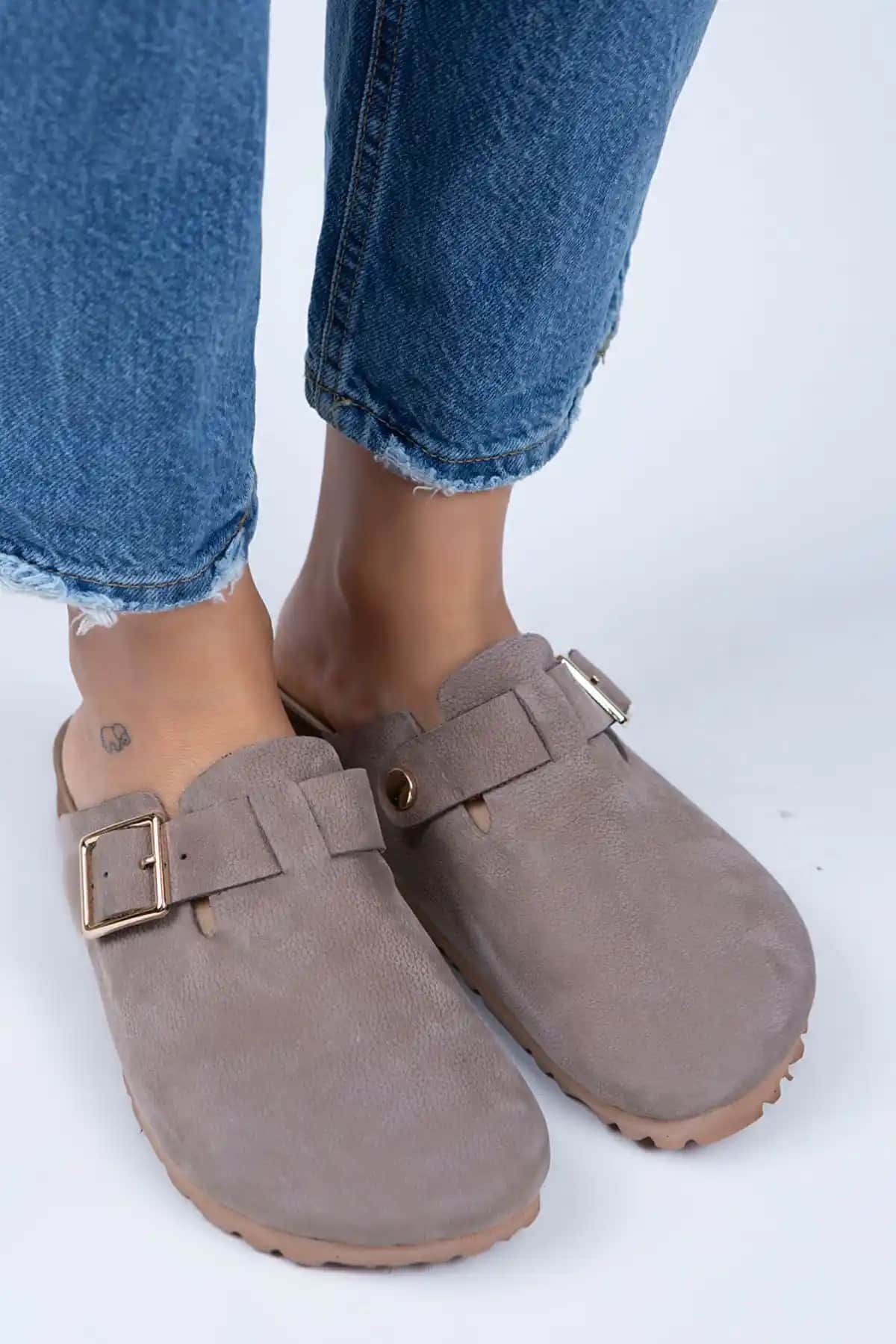 Manijero Zeta Hakiki Deri Kadın Terlikleri Şıklık ve Konforu Bir Arada Sunar