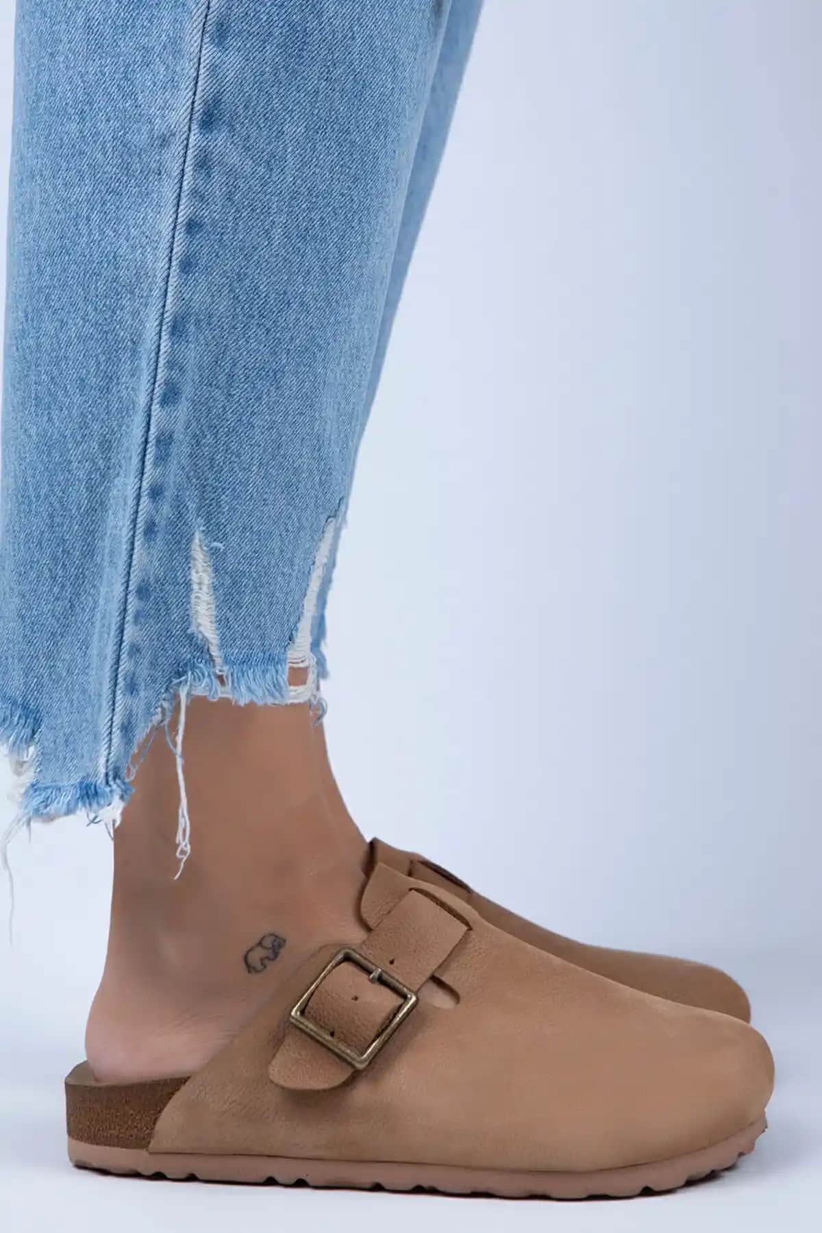 Manijero Zeta Kadın Hakiki Deri Tokalı Terlik Taba Renk Modern ve Konforlu Tasarım