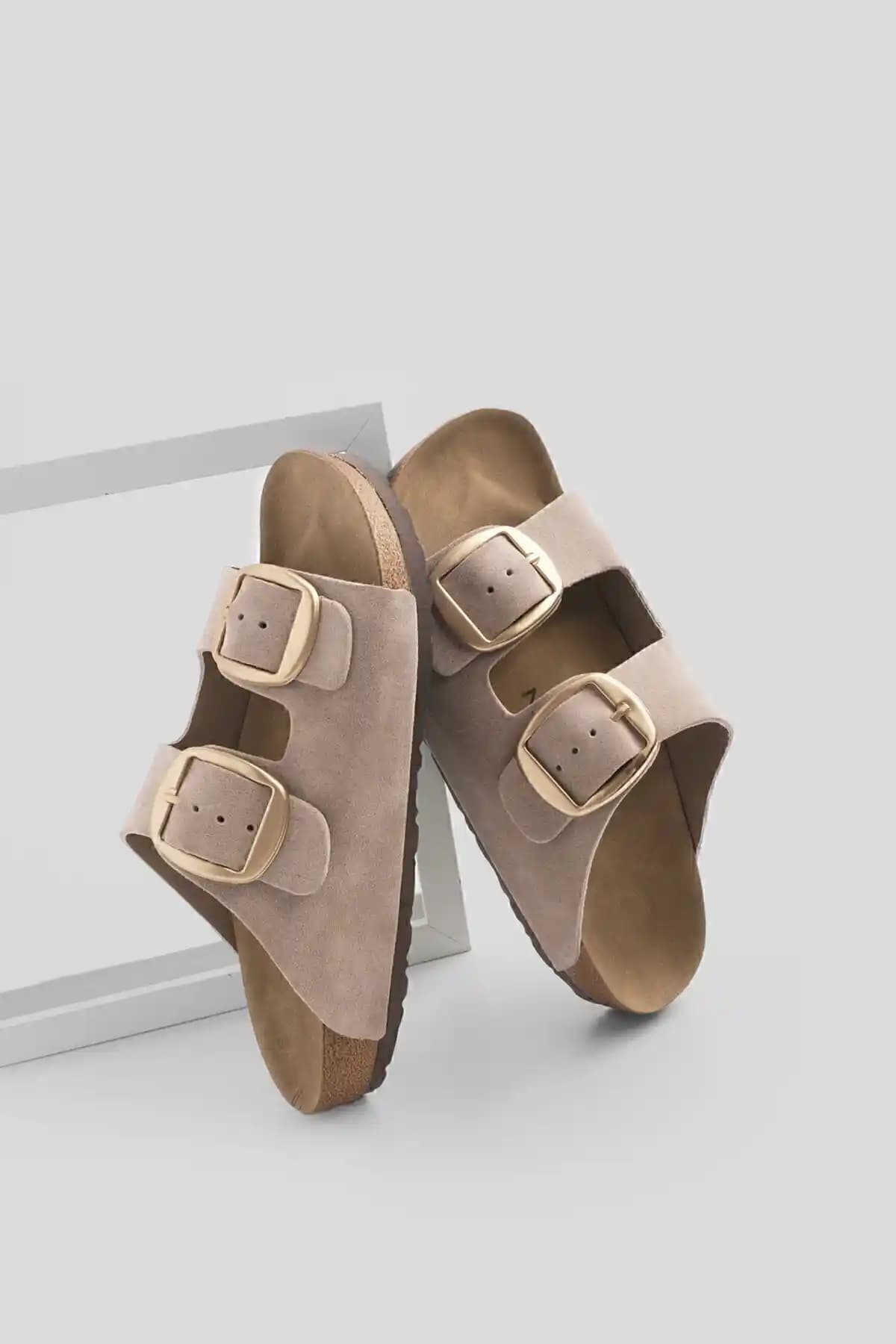 Marjin Hakiki Deri Günlük Terlik: Şıklık ve Konforun Modern Buluşması (75-90 karakter)