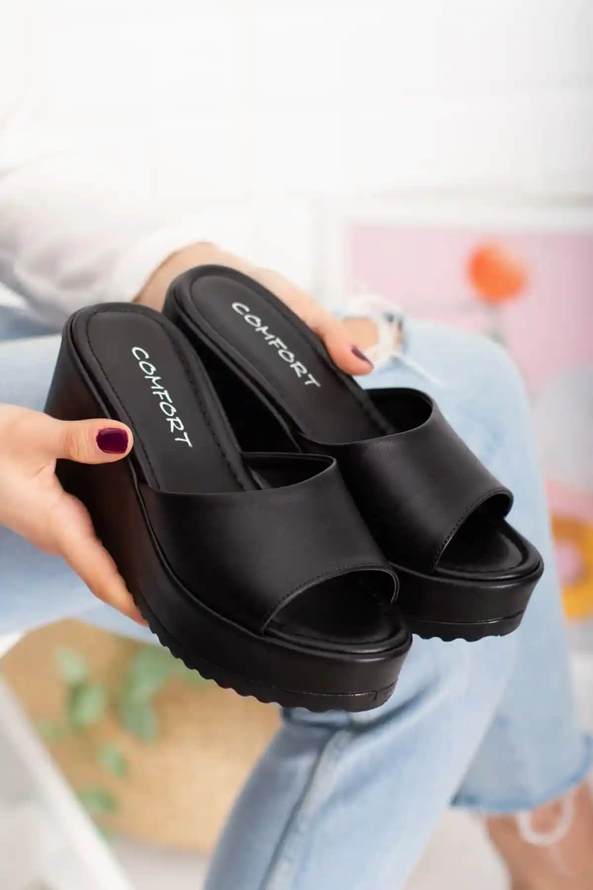 Melacomfort Kadın Dolgulu Siyah Terlik: Konfor ve Şıklığın Modern Buluşması