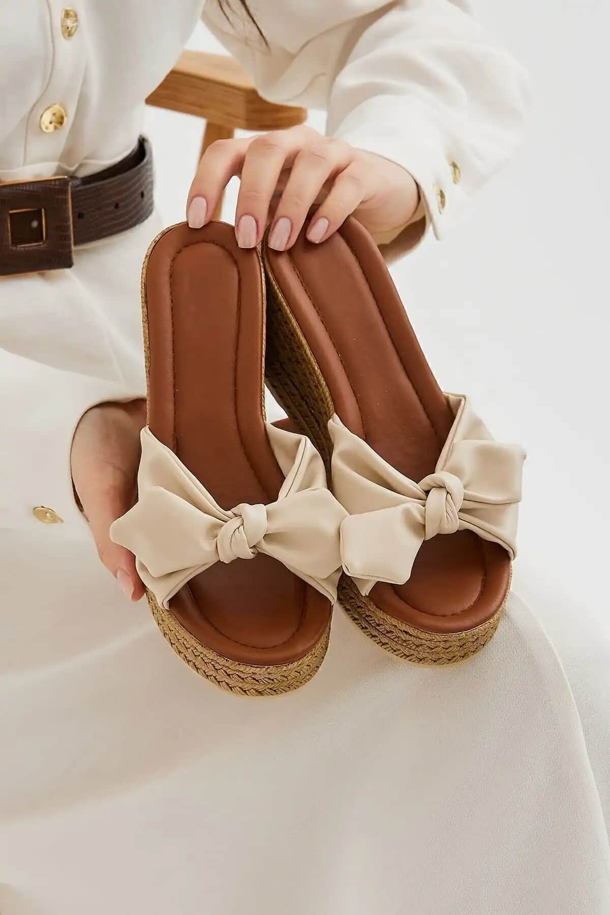 Moda Devrin Bej Fiyonk Dolgu Topuk Kadın Terliği Şıklık ve Konforu Bir Arada Sunar