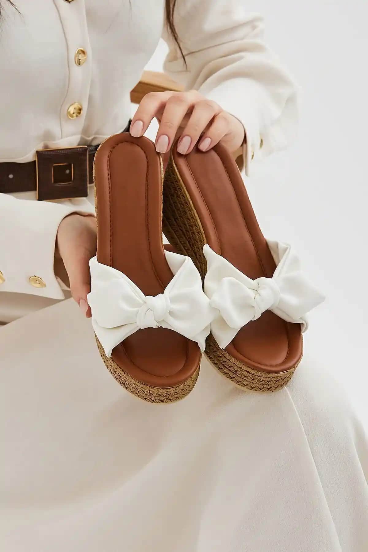 Moda Devrin Beyaz Ayarlanabilir Fiyonk Dolgu Topuk Kadın Terliği - Şıklık ve Konforun Buluşması