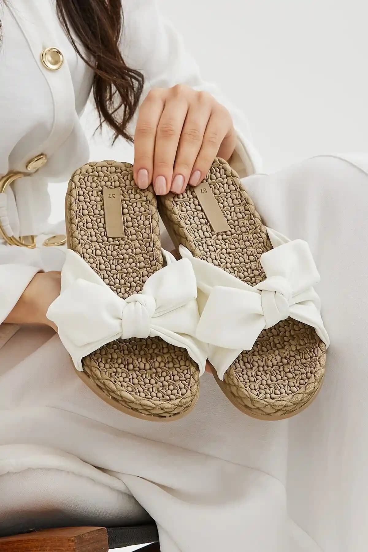 Moda Devrin Beyaz Fiyonk Kadın Terlik: Şıklık ve Konforun Mükemmel Buluşması