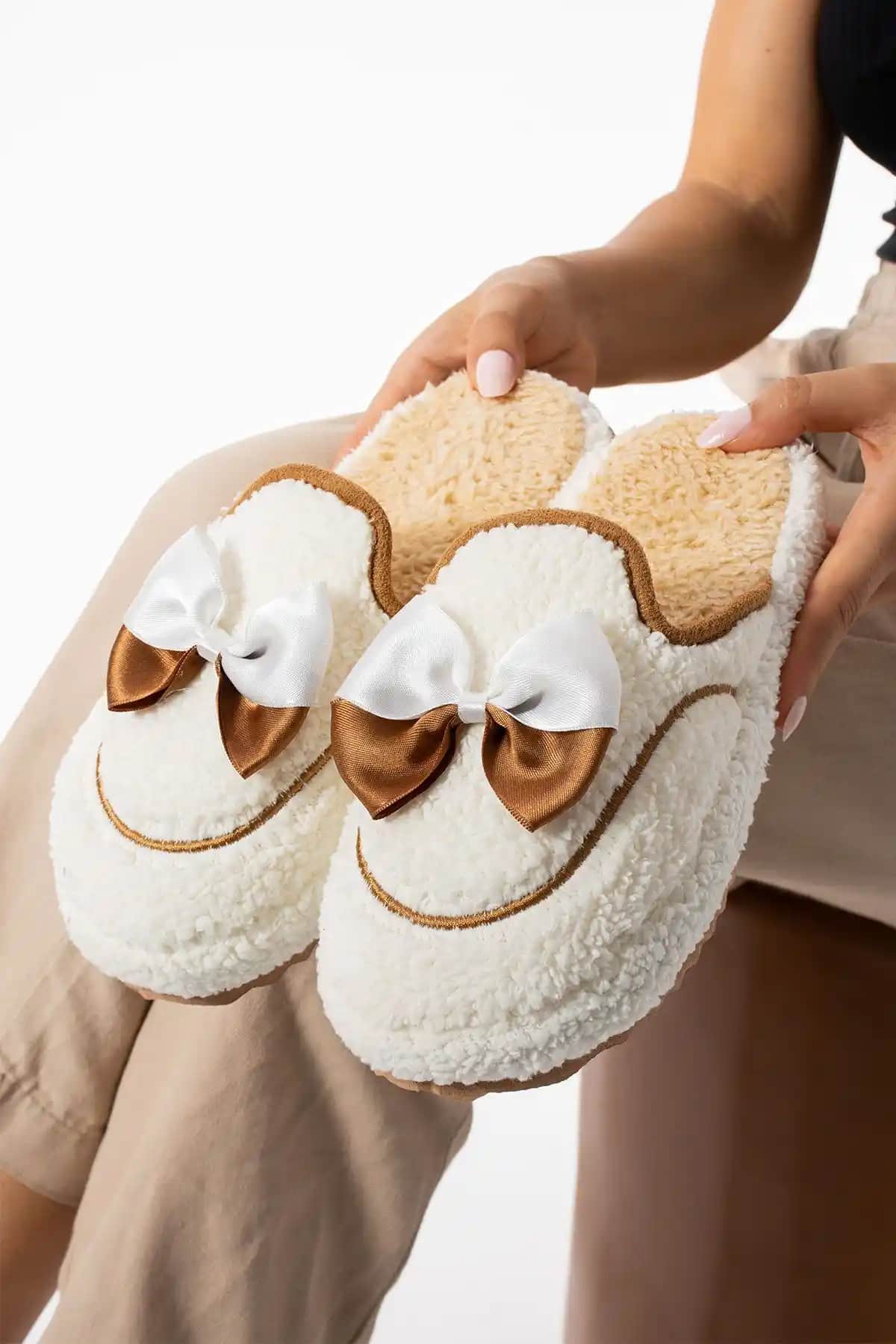 Moda Devrin Beyaz Papyon Kışlık Kadın Terlik: Şık ve Konforlu Ev İçin Uygun Tasarım