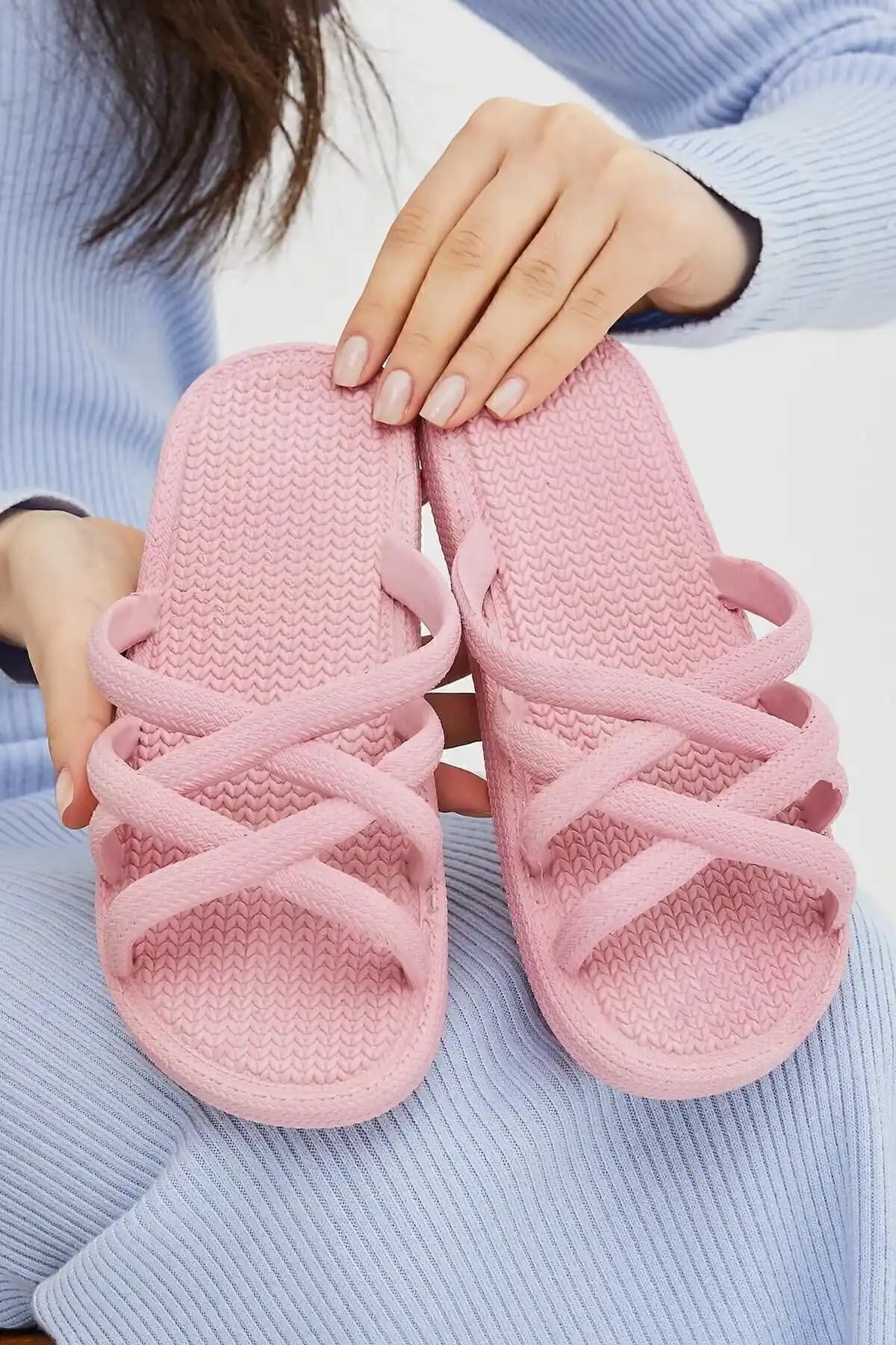 Moda Devrin Gz12494 Pembe Kaydırmaz Terlik: Yazın Şıklığı ve Konforu Bir Arada