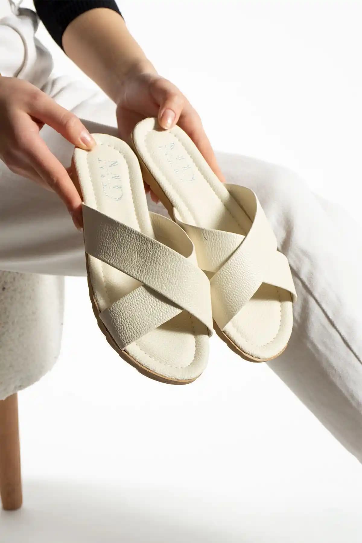 Moda Devrin Kadın Çapraz Krem Terlik: Şıklık ve Konforun Birleşimi