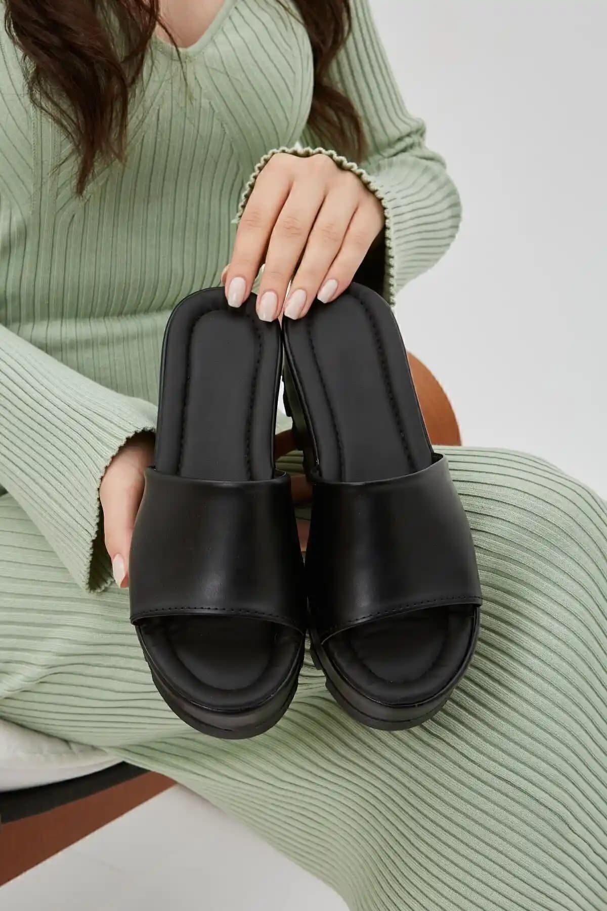 Moda Devrin Siyah Cilt Düz Dolgu Topuklu Kadın Terliği: Şıklık ve Konforun Bir Arada Sunumu