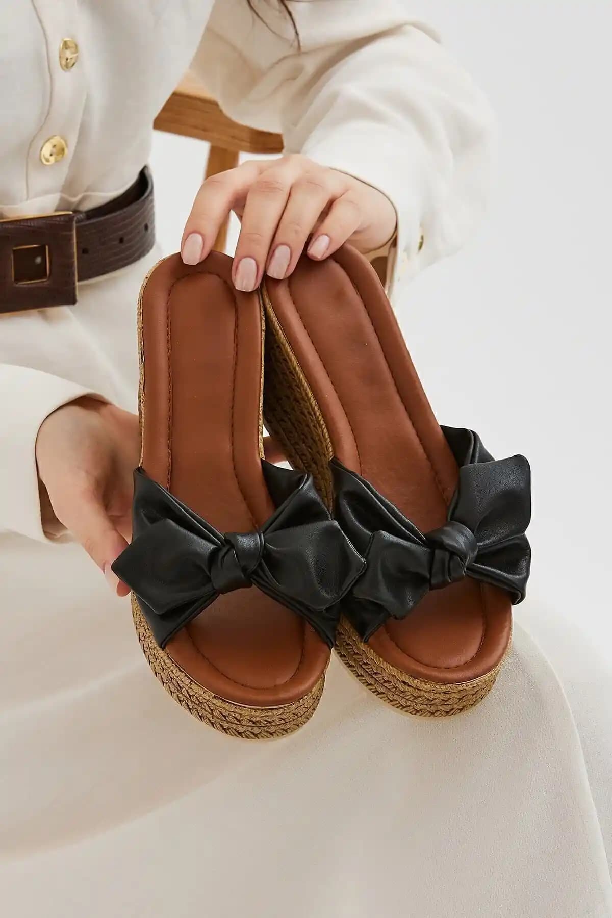 Moda Devrin Siyah Fiyonk Dolgu Topuk Kadın Terliği Günlük ve Şık Kullanım İçin