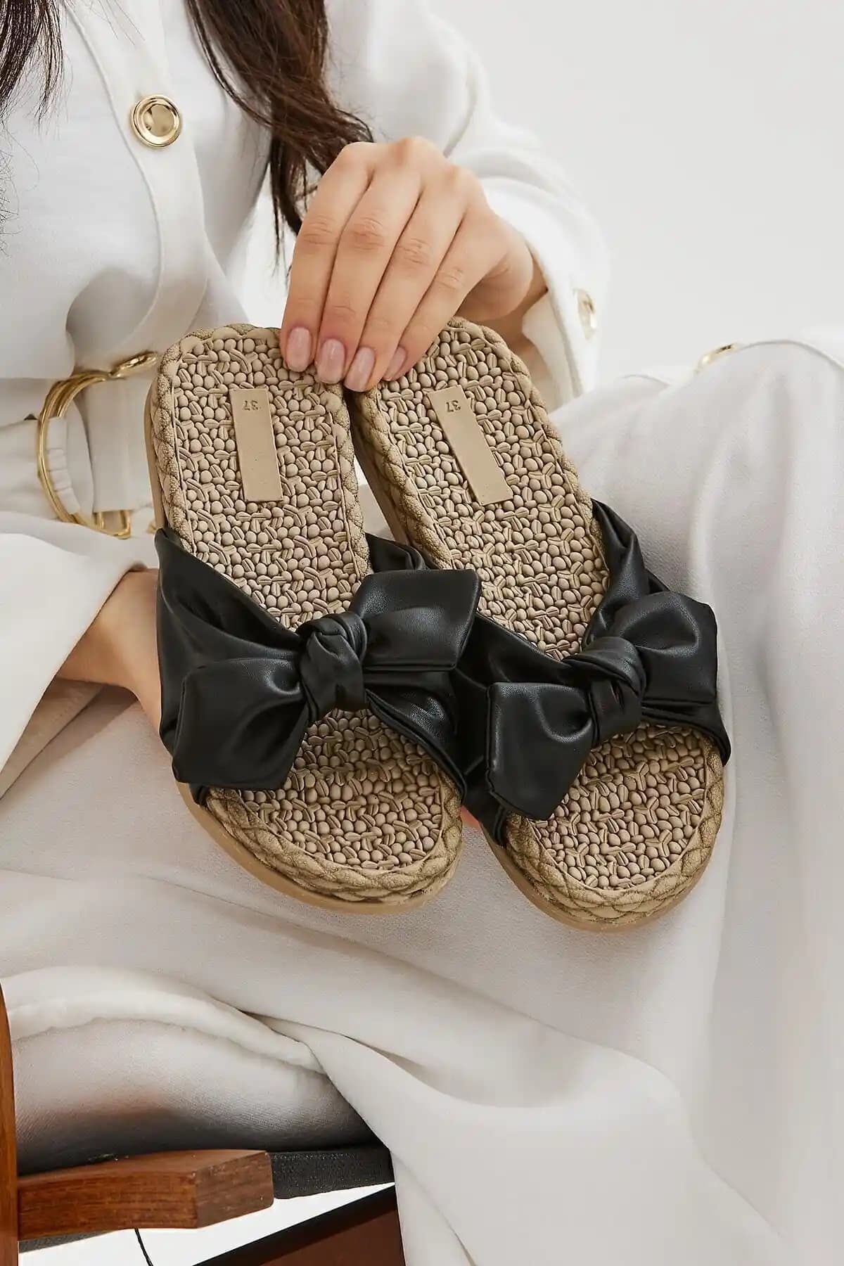 Moda Devrin Siyah Fiyonk Kadın Terlik: Şıklık ve Konforu Bir Arada Sunar