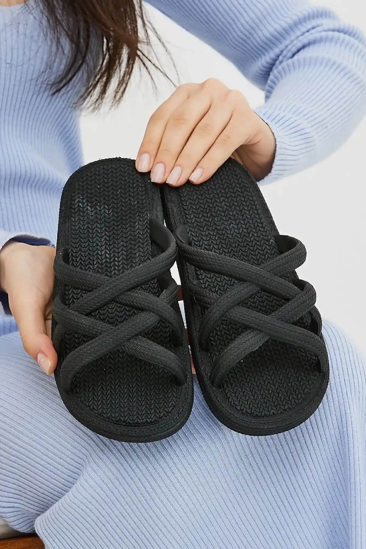 Moda Devrin Siyah Hasır Görünümlü Kaydırmaz Terlik Yaz Aylarında Şıklık ve Konfor İçin