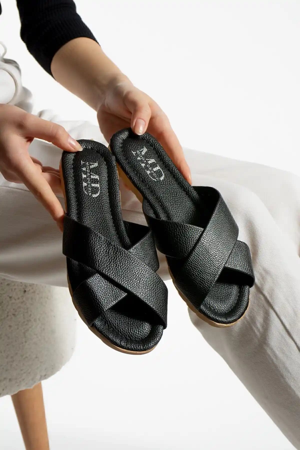 Moda Devrin Siyah Kadın Çapraz Terlik: Şıklık ve Konforu Bir Arada Sunar