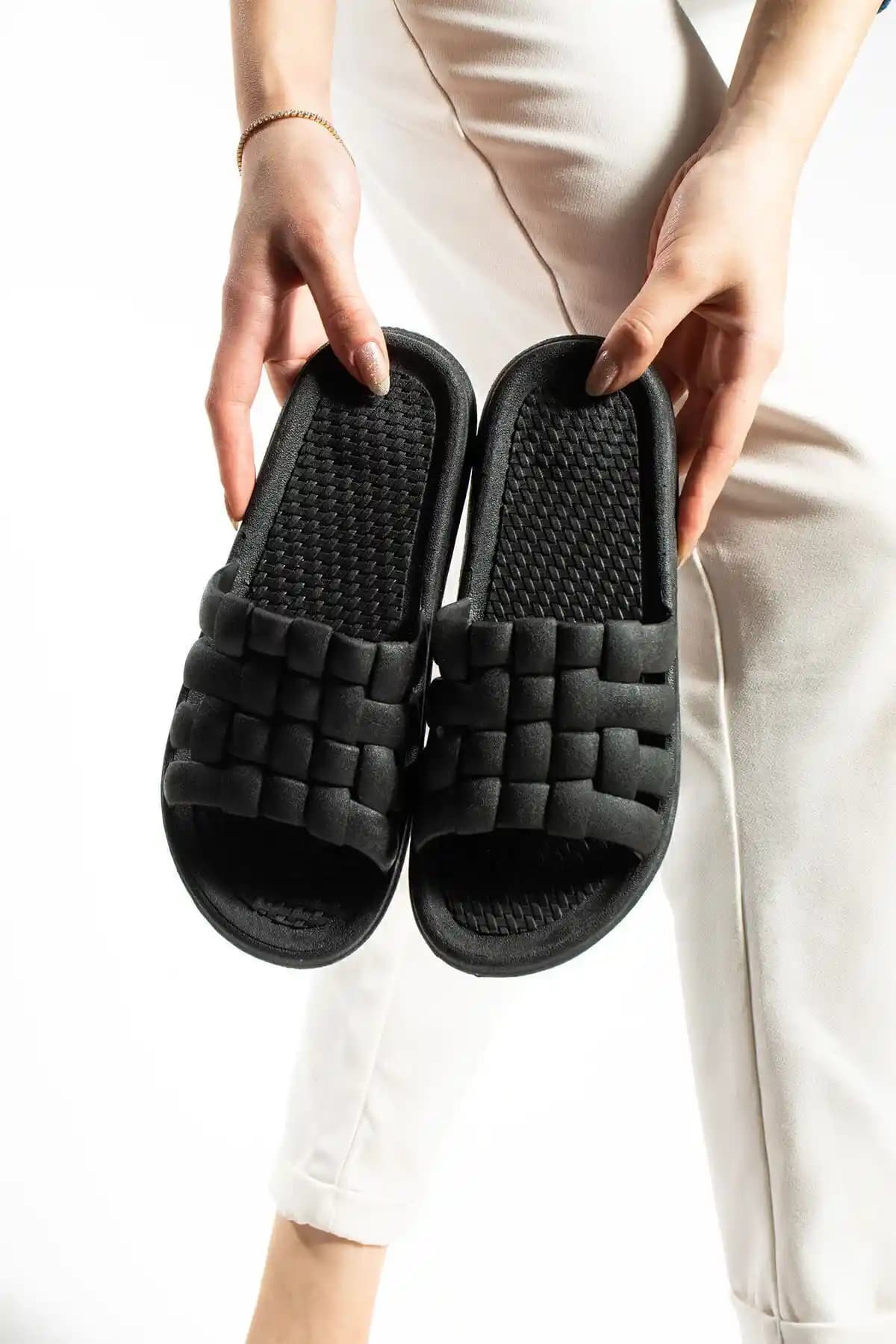 Moda Devrin Siyah Kaymaz Taban Terlik: Rahatlık ve Şıklık Sunan Çok Yönlü Terlik Seçeneği