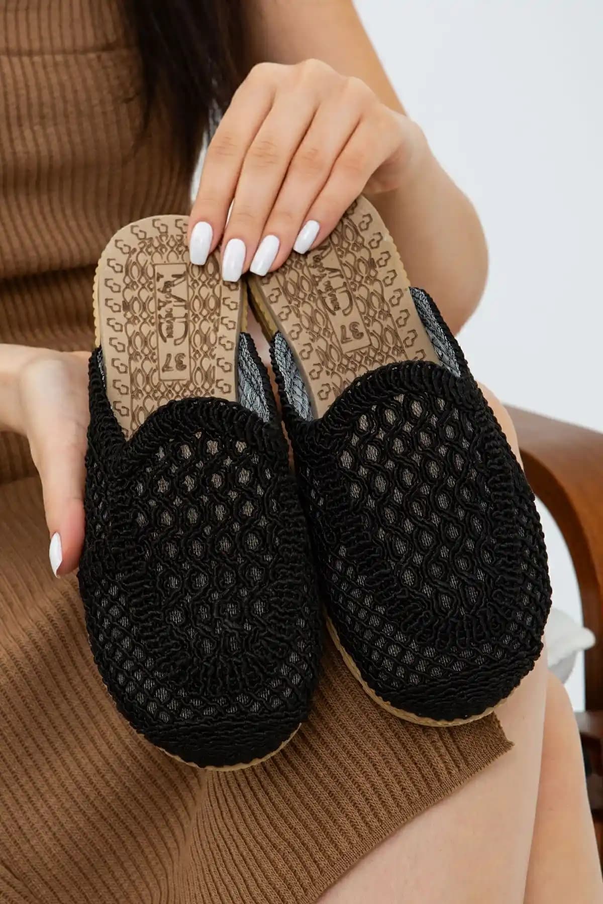 Moda Devrin Siyah Önü Kapalı Hasır Örgü Detaylı Terlik Günlük ve Ev Kullanımı İçin Uygun