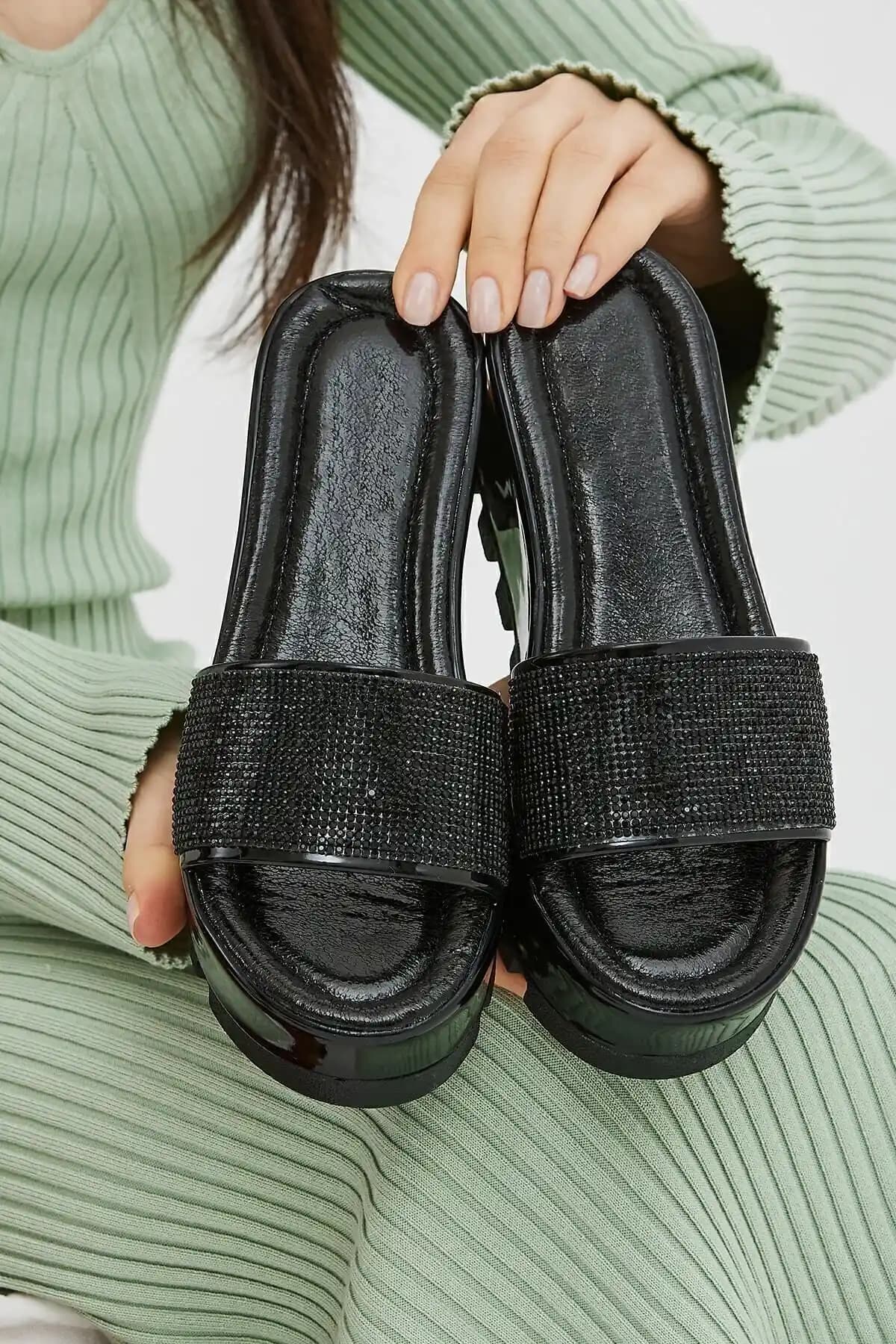 Moda Devrin Siyah Taşlı Düz Dolgu Topuk Kadın Terliği Şıklık ve Konfor Sunar